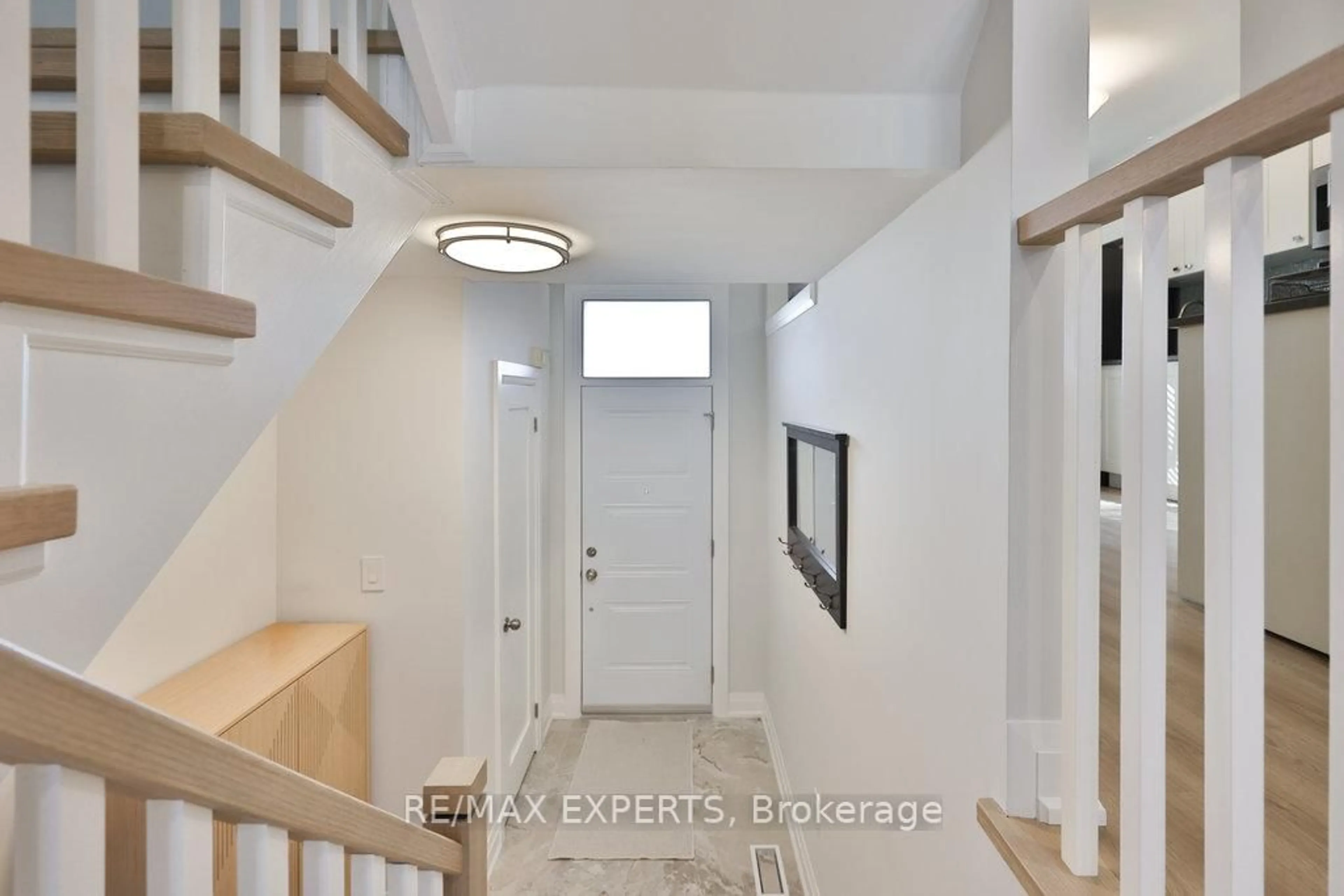 Indoor entryway for 46 Lucena Cres, Vaughan Ontario L6A 2W6