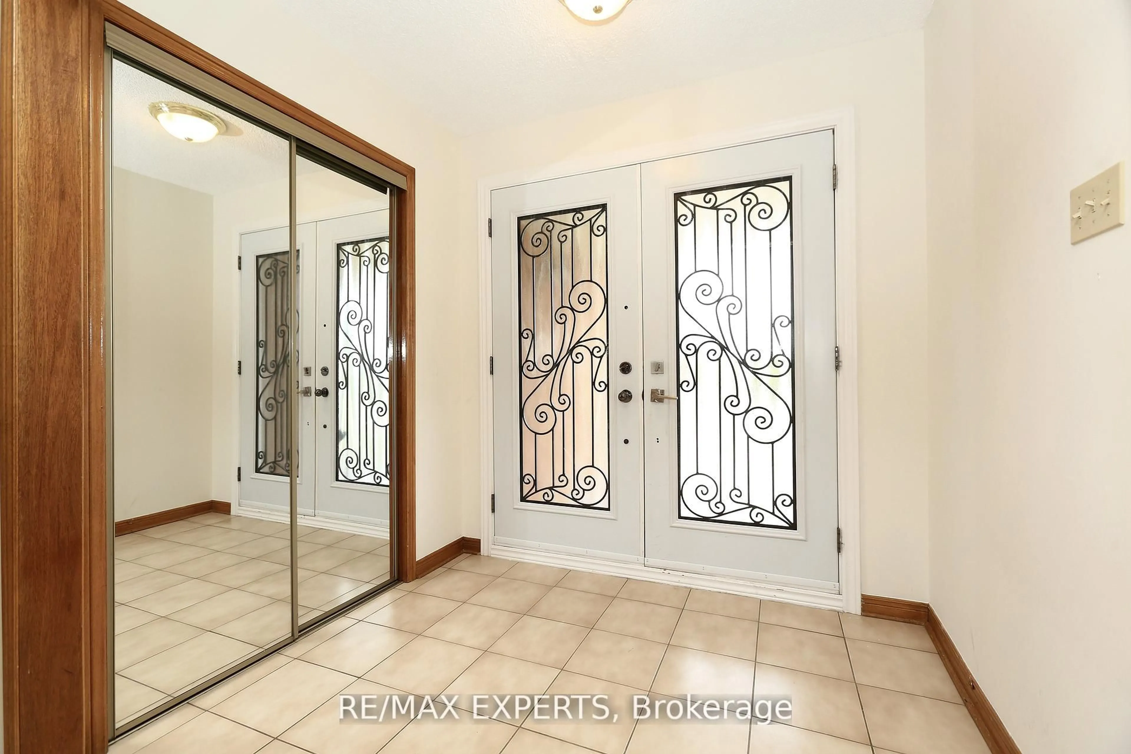 Indoor entryway for 129 Father Ermanno Cres, Vaughan Ontario L4L 7L6