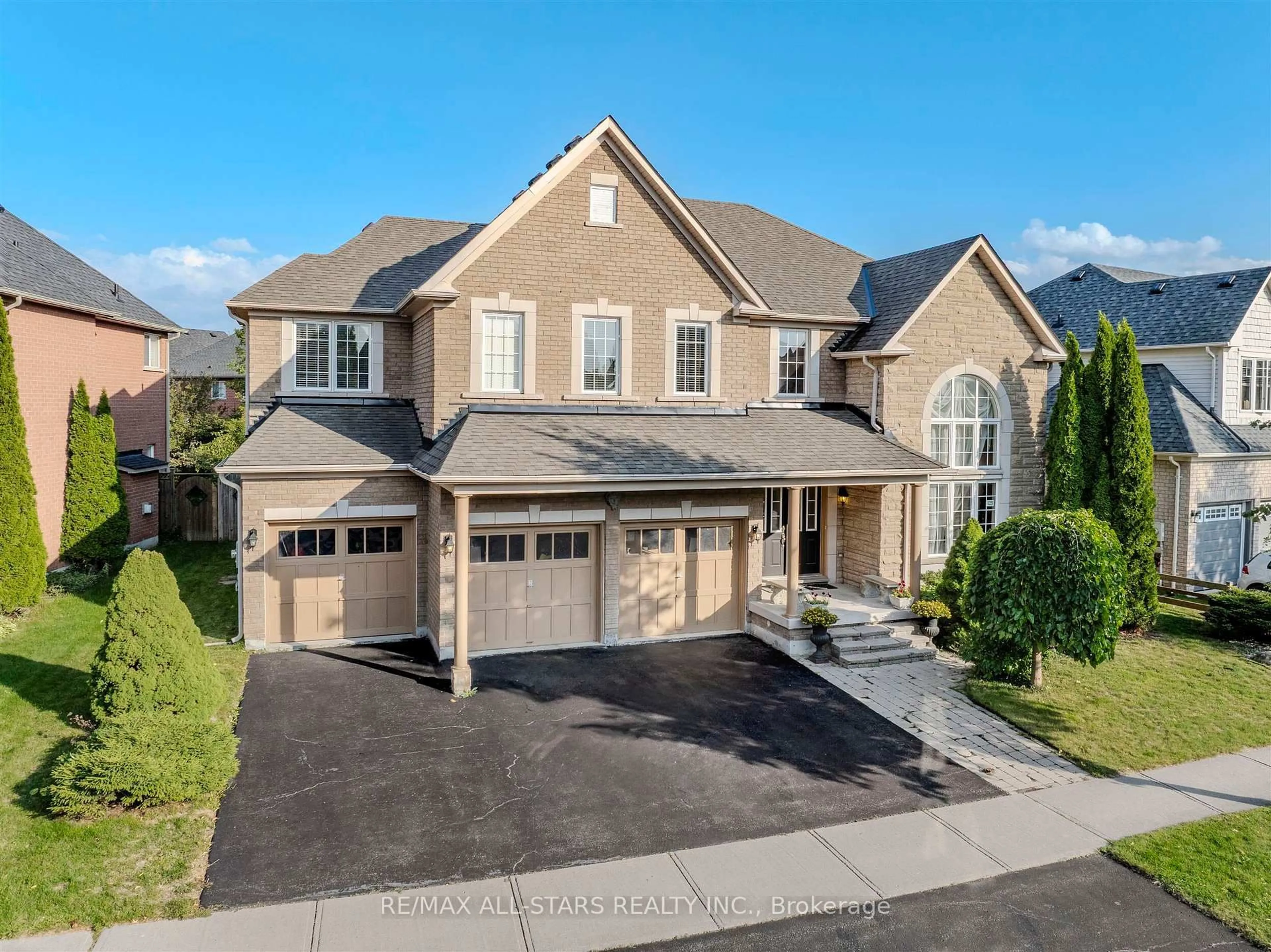 A pic from outside/outdoor area/front of a property/back of a property/a pic from drone, street for 125 Second Ave, Uxbridge Ontario L9P 2A2