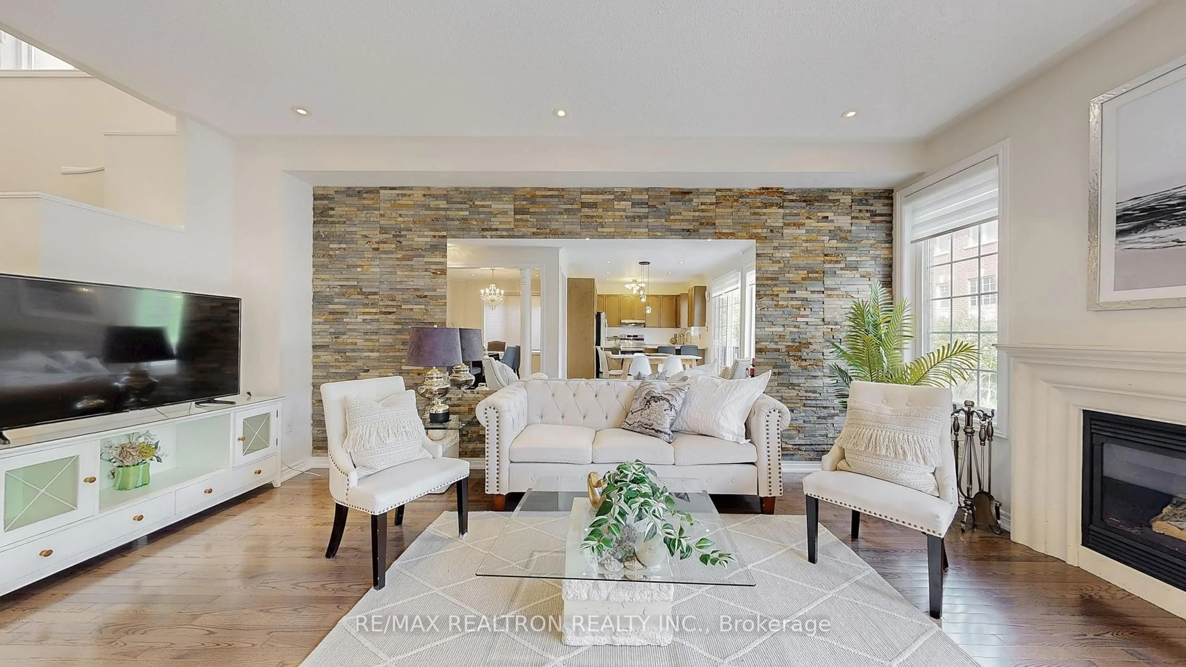 Living room with furniture, ceramic/tile floor for 70 Albright Cres, Richmond Hill Ontario L4E 4Z5