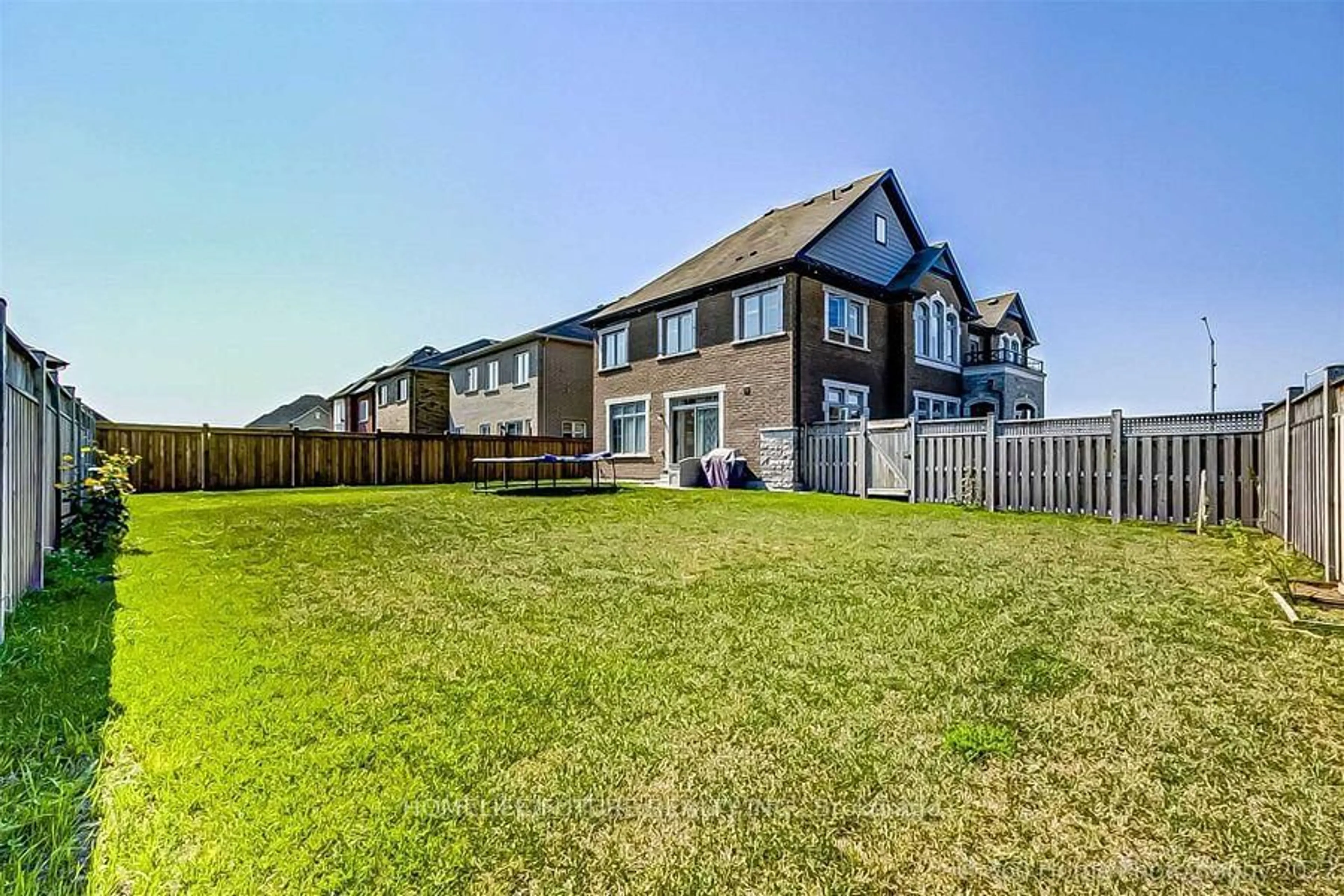 A pic from outside/outdoor area/front of a property/back of a property/a pic from drone, unknown for 1589 Angus St, Innisfil Ontario L9S 0J9