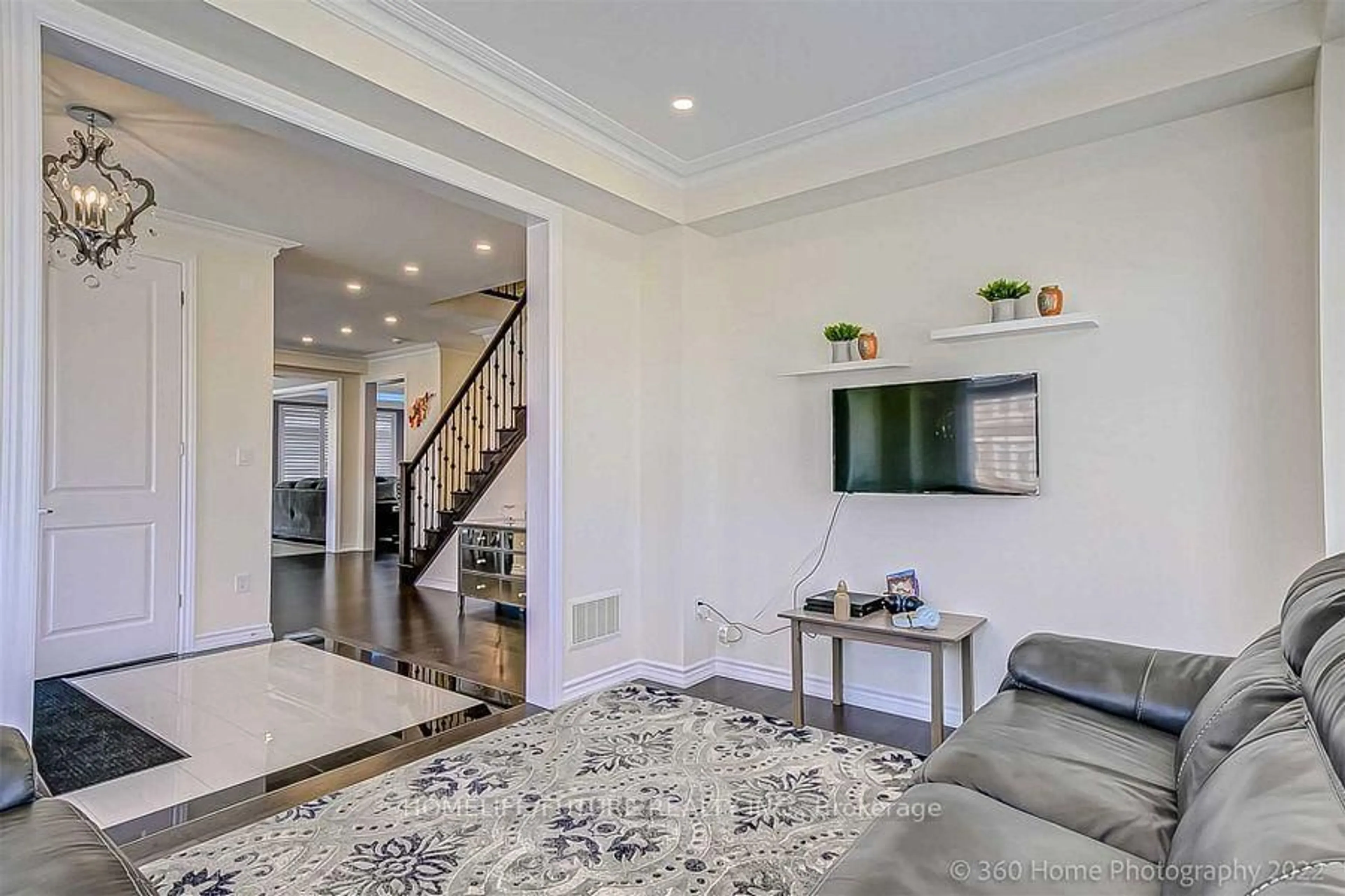 Indoor entryway for 1589 Angus St, Innisfil Ontario L9S 0J9