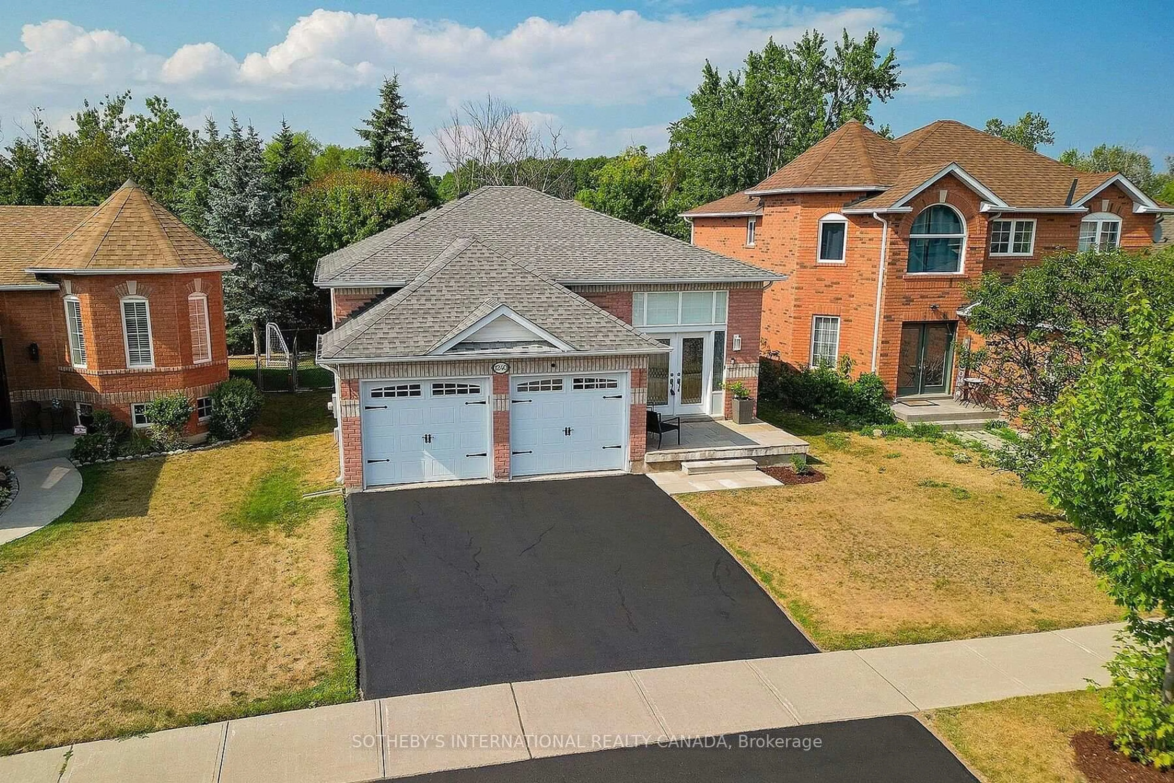 A pic from outside/outdoor area/front of a property/back of a property/a pic from drone, street for 1240 Forest St, Innisfil Ontario L9S 1Z6