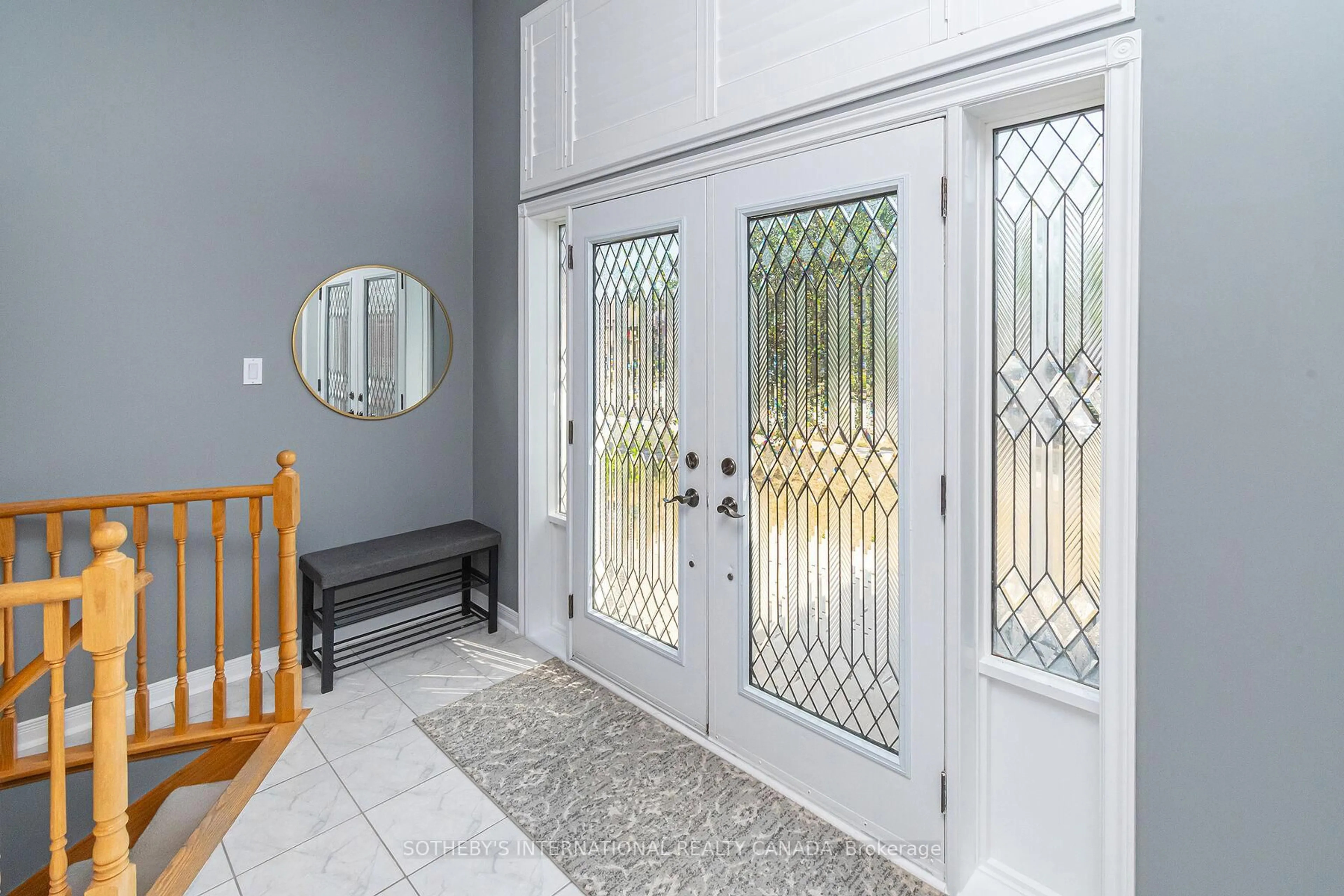 Indoor entryway for 1240 Forest St, Innisfil Ontario L9S 1Z6