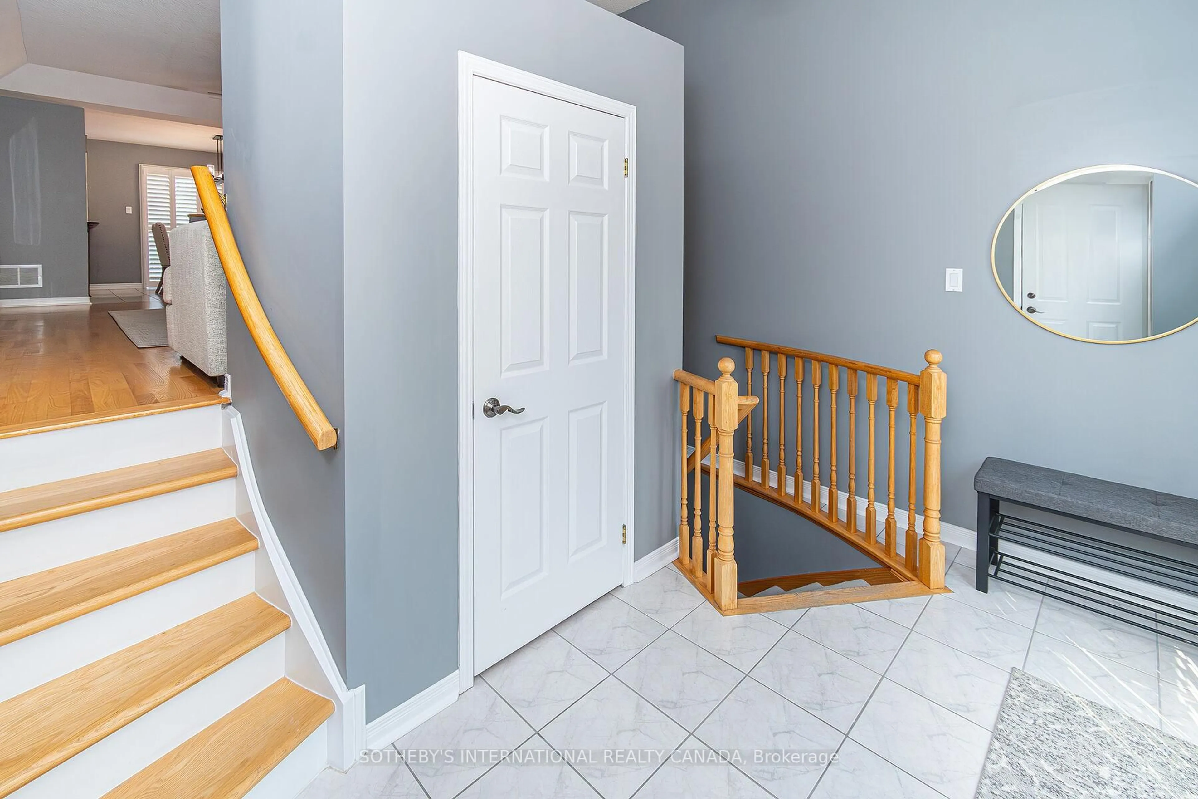 Indoor entryway for 1240 Forest St, Innisfil Ontario L9S 1Z6