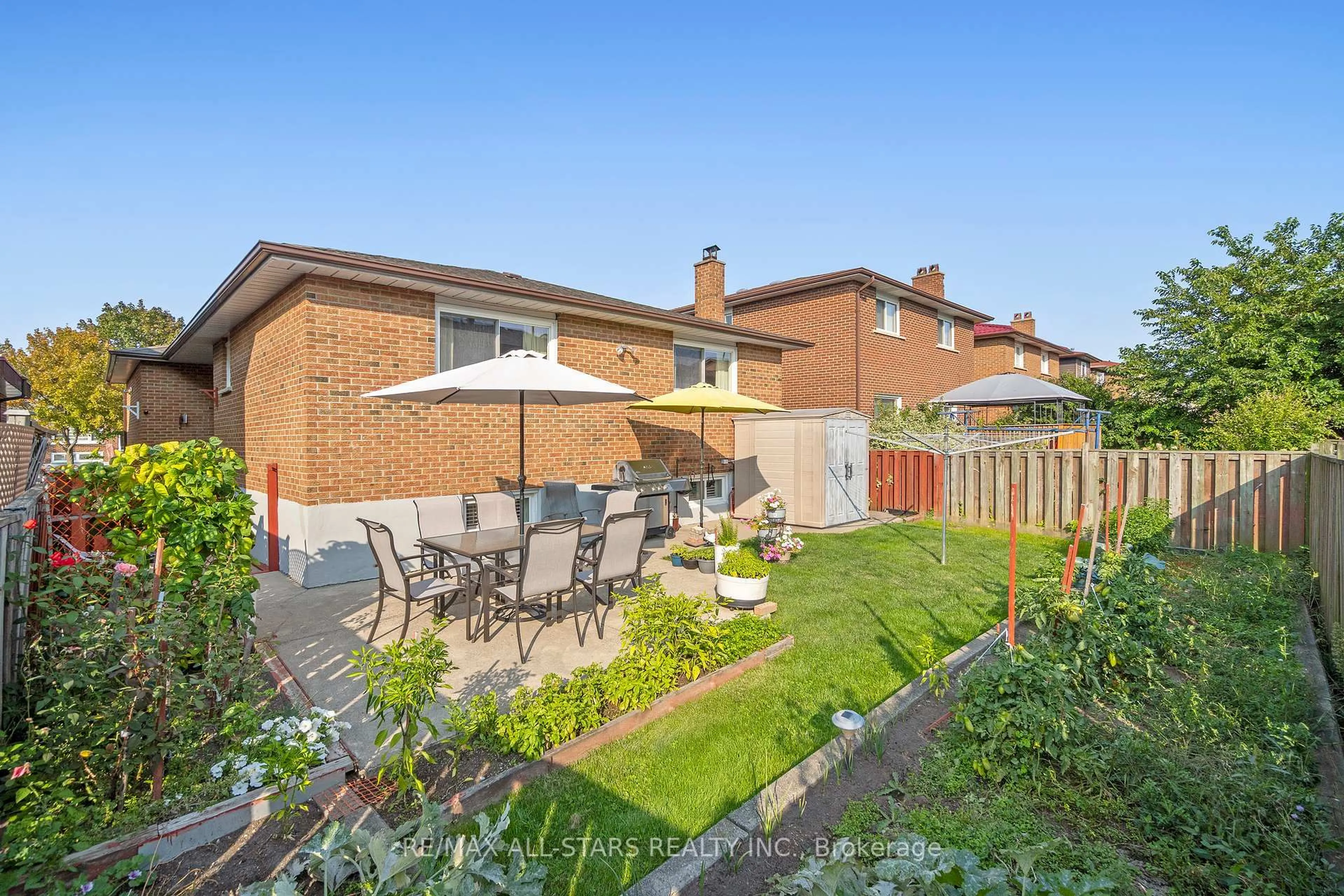 A pic from outside/outdoor area/front of a property/back of a property/a pic from drone, street for 14 Barrington Cres, Markham Ontario L3R 3H3