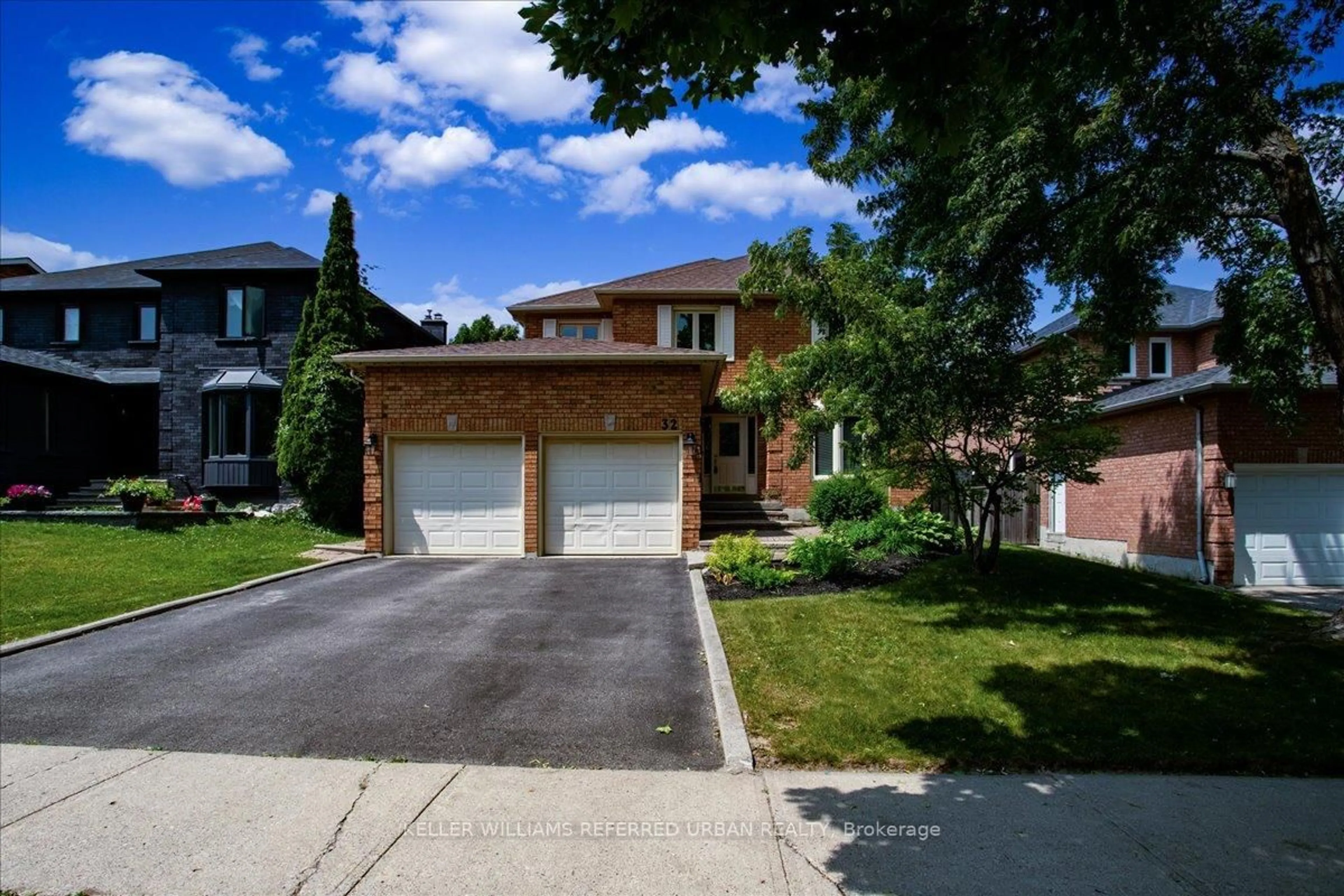 Home with brick exterior material, street for 32 Nelson Circ, Newmarket Ontario L3X 1R1