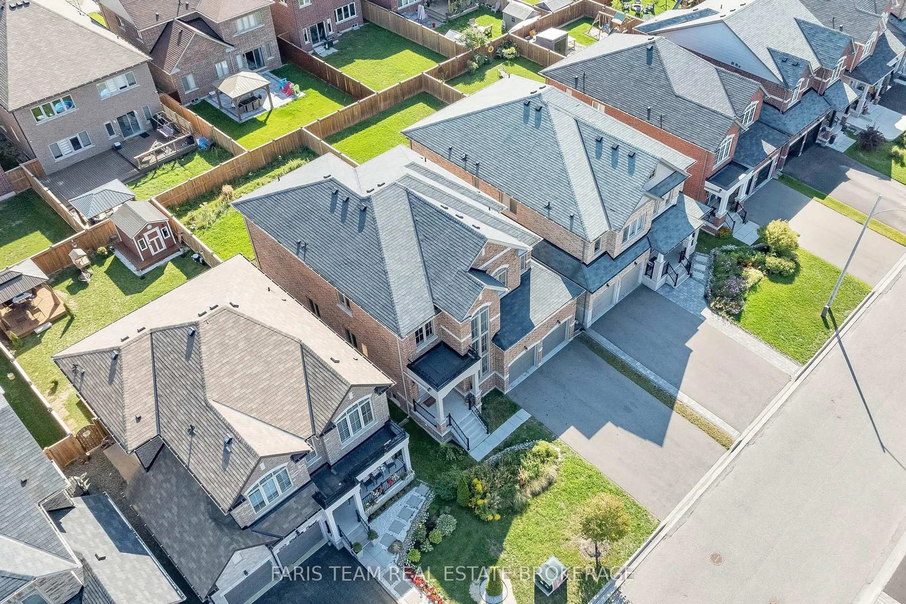 A pic from outside/outdoor area/front of a property/back of a property/a pic from drone, street for 1547 McRoberts Cres, Innisfil Ontario L9S 0J9
