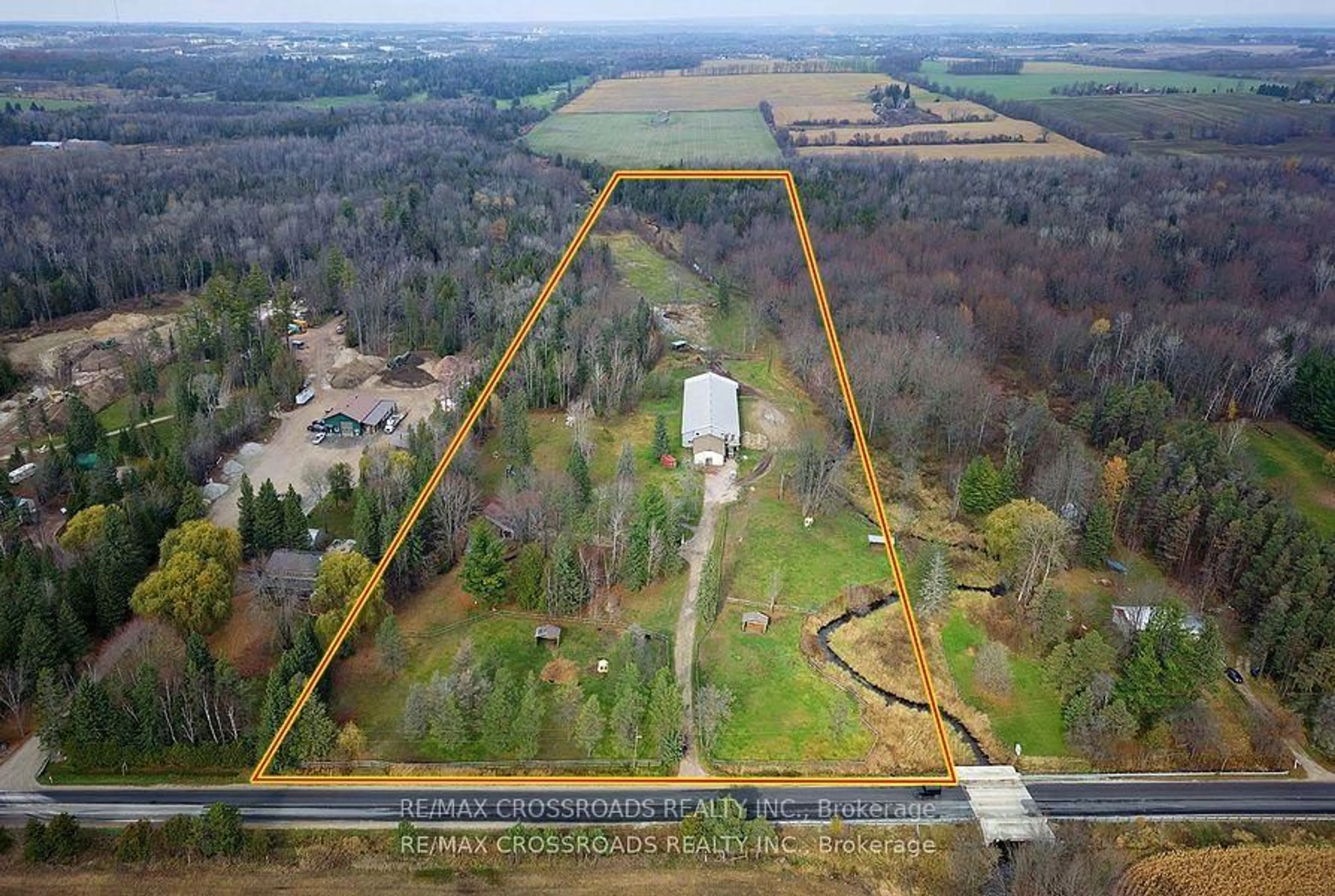 A pic from outside/outdoor area/front of a property/back of a property/a pic from drone, building for 2726 9Th Line, Innisfil Ontario L9S 3Z8