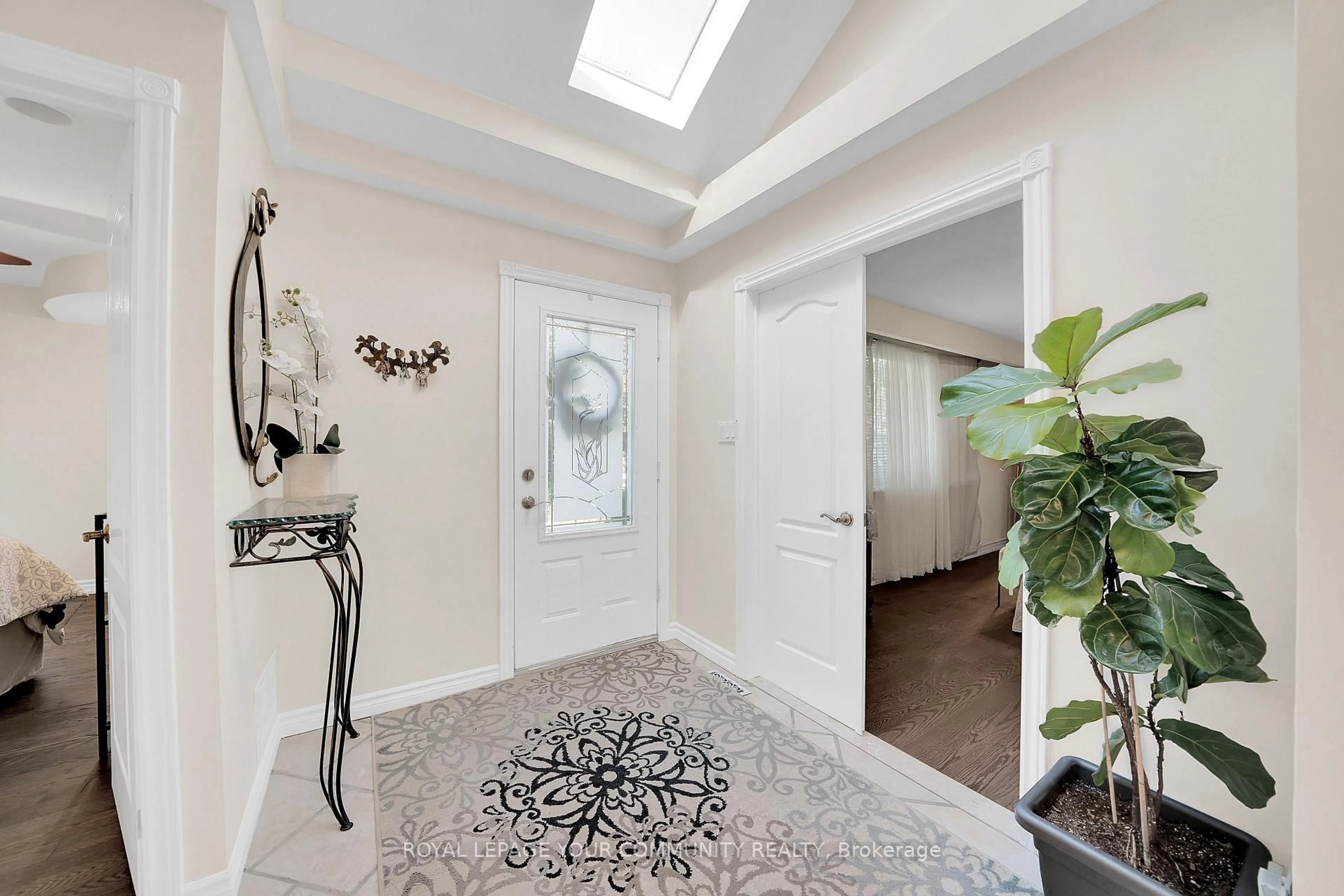Indoor entryway for 8065 Kipling Ave, Vaughan Ontario L4L 2A2
