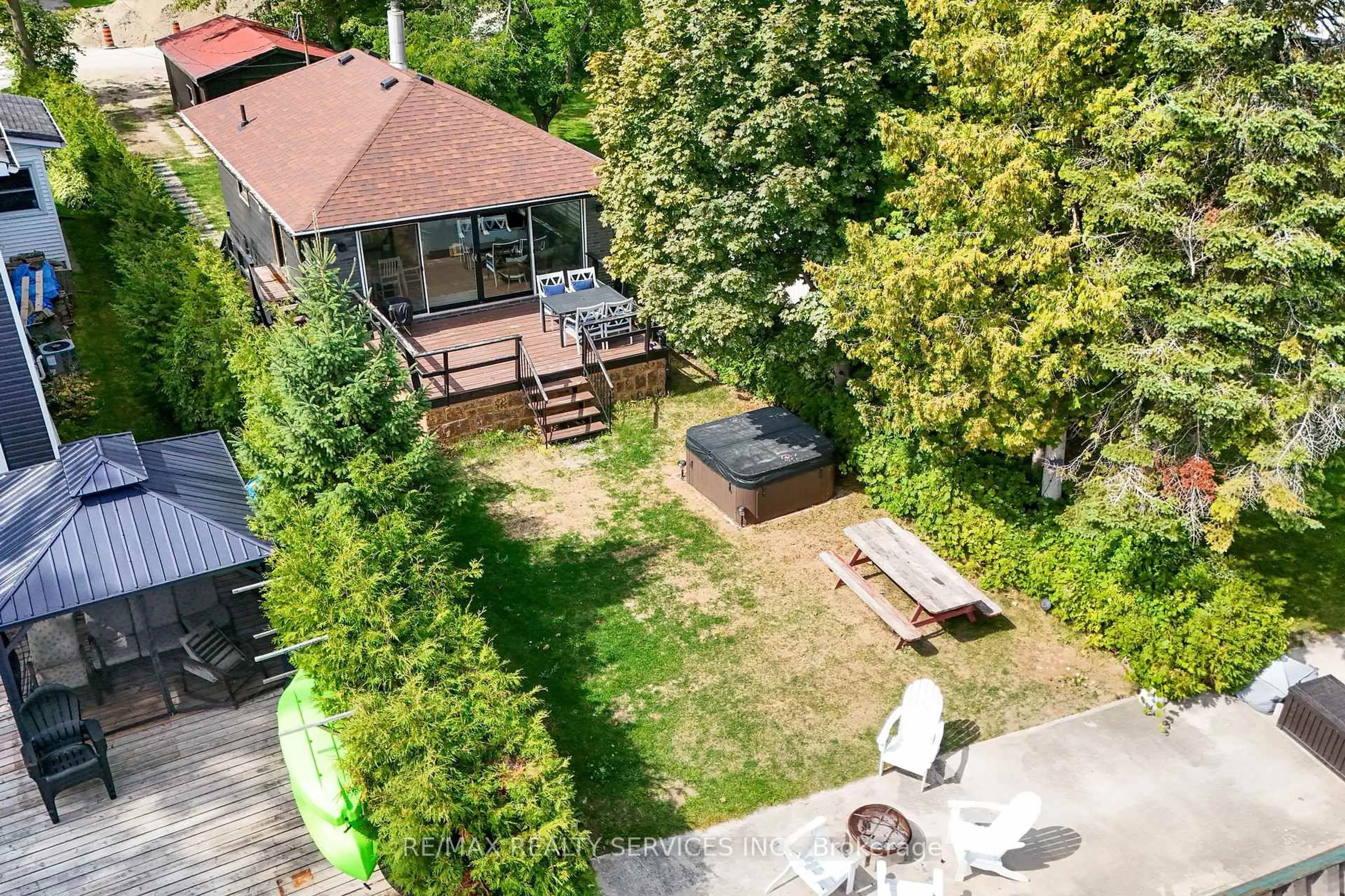 A pic from outside/outdoor area/front of a property/back of a property/a pic from drone, unknown for 2305 Crystal Beach Rd, Innisfil Ontario L9S 3W8
