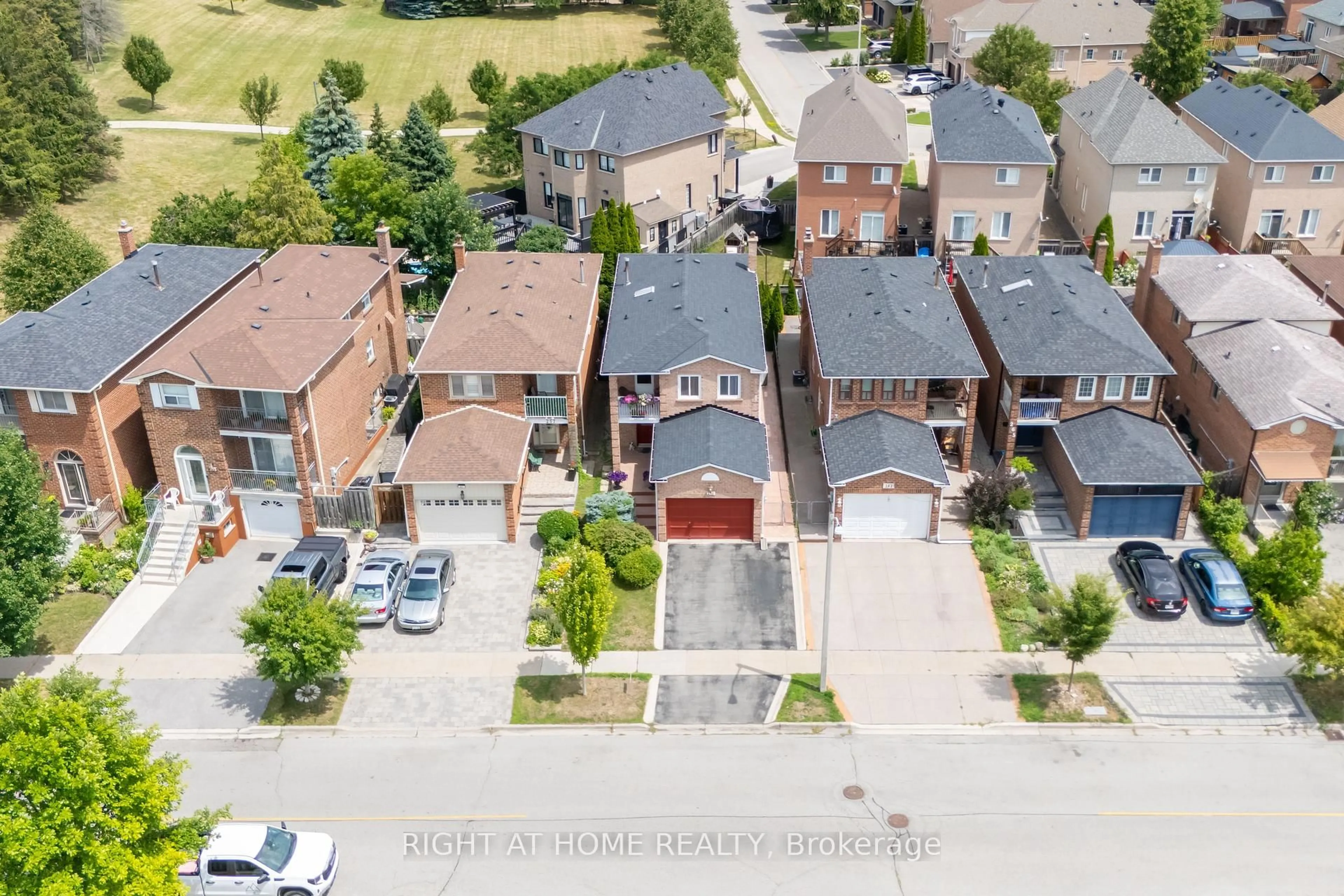 A pic from outside/outdoor area/front of a property/back of a property/a pic from drone, street for 259 Tall Grass Tr, Vaughan Ontario L4L 3P7