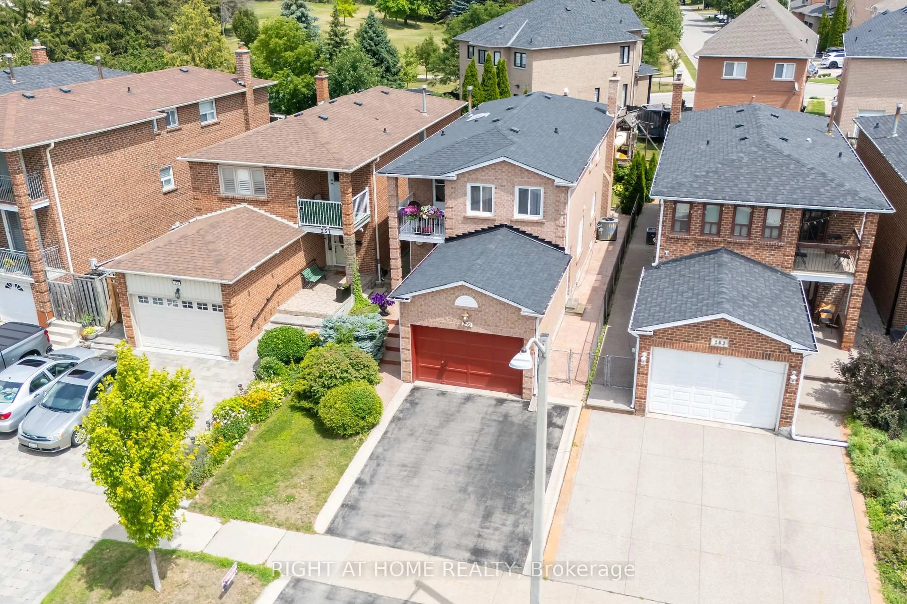 A pic from outside/outdoor area/front of a property/back of a property/a pic from drone, street for 259 Tall Grass Tr, Vaughan Ontario L4L 3P7