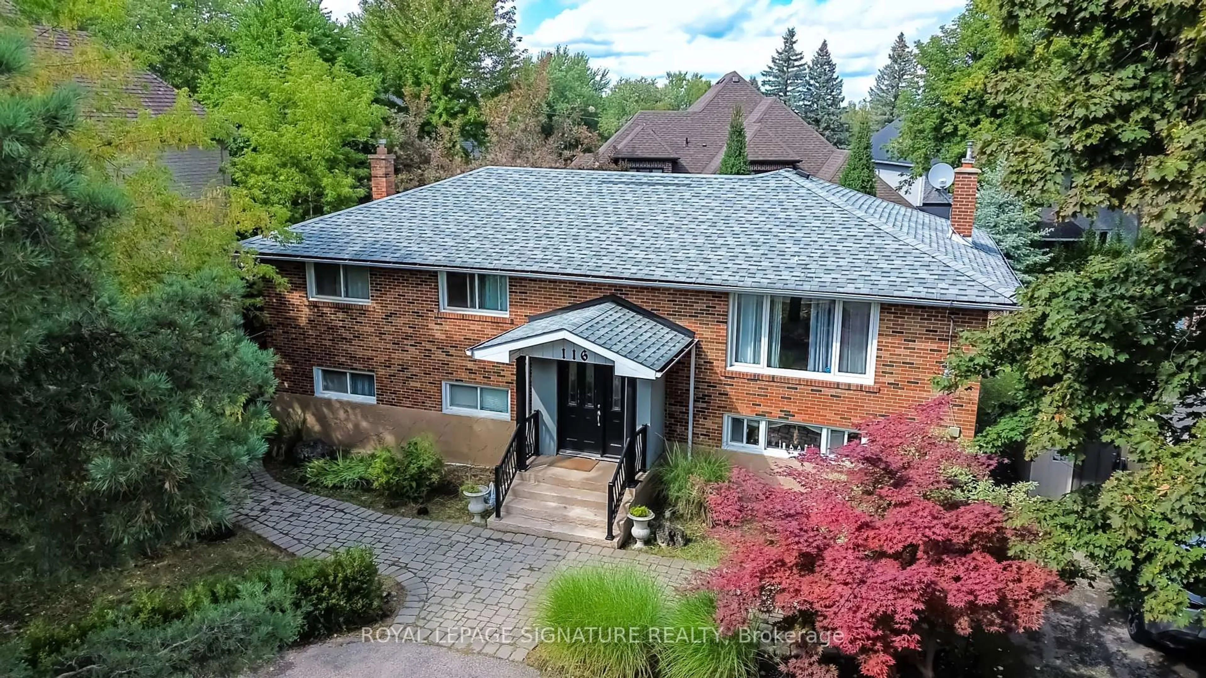 A pic from outside/outdoor area/front of a property/back of a property/a pic from drone, street for 116 Sunset Beach Rd, Richmond Hill Ontario L4E 3G7