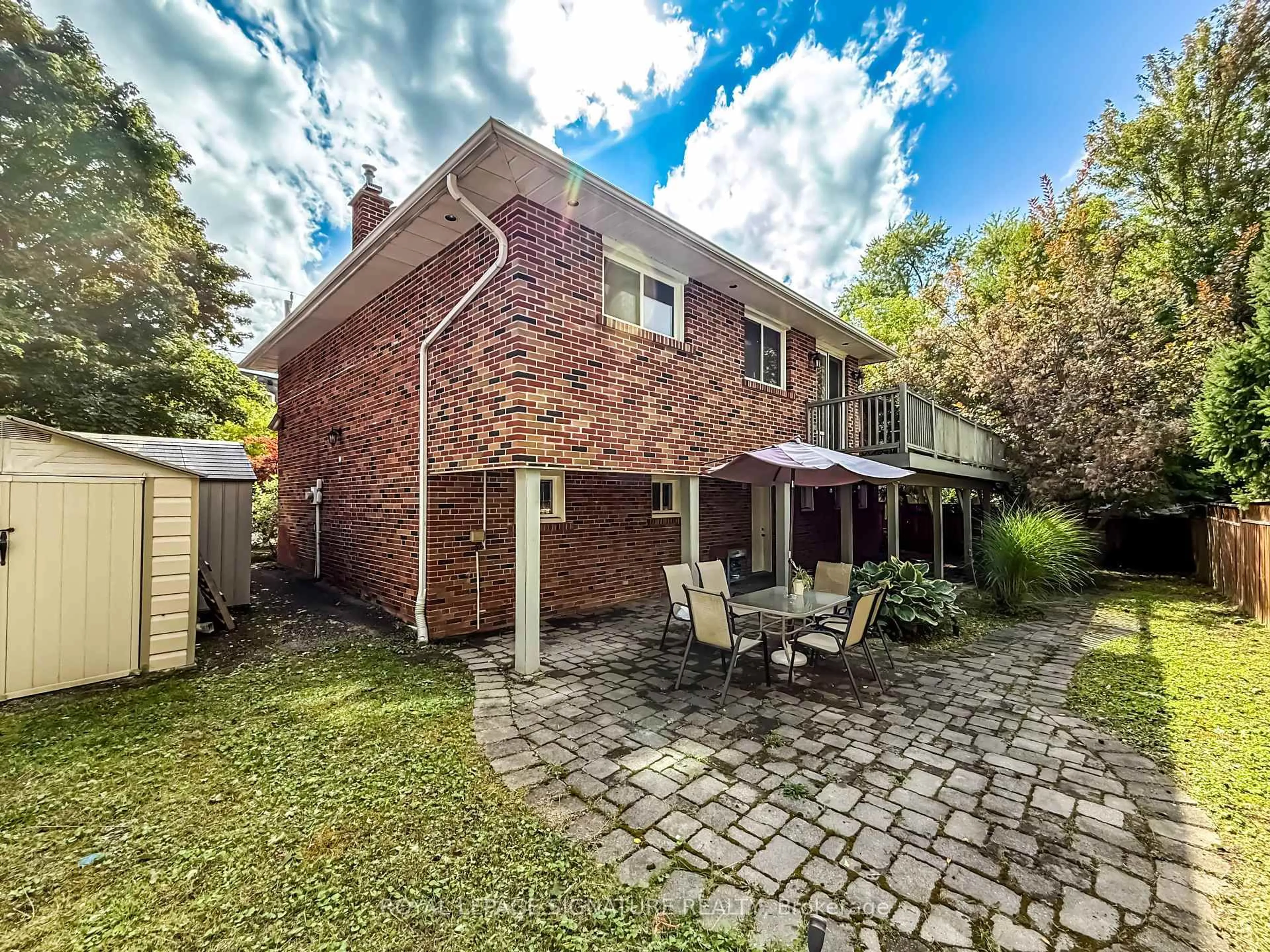 A pic from outside/outdoor area/front of a property/back of a property/a pic from drone, street for 116 Sunset Beach Rd, Richmond Hill Ontario L4E 3G7
