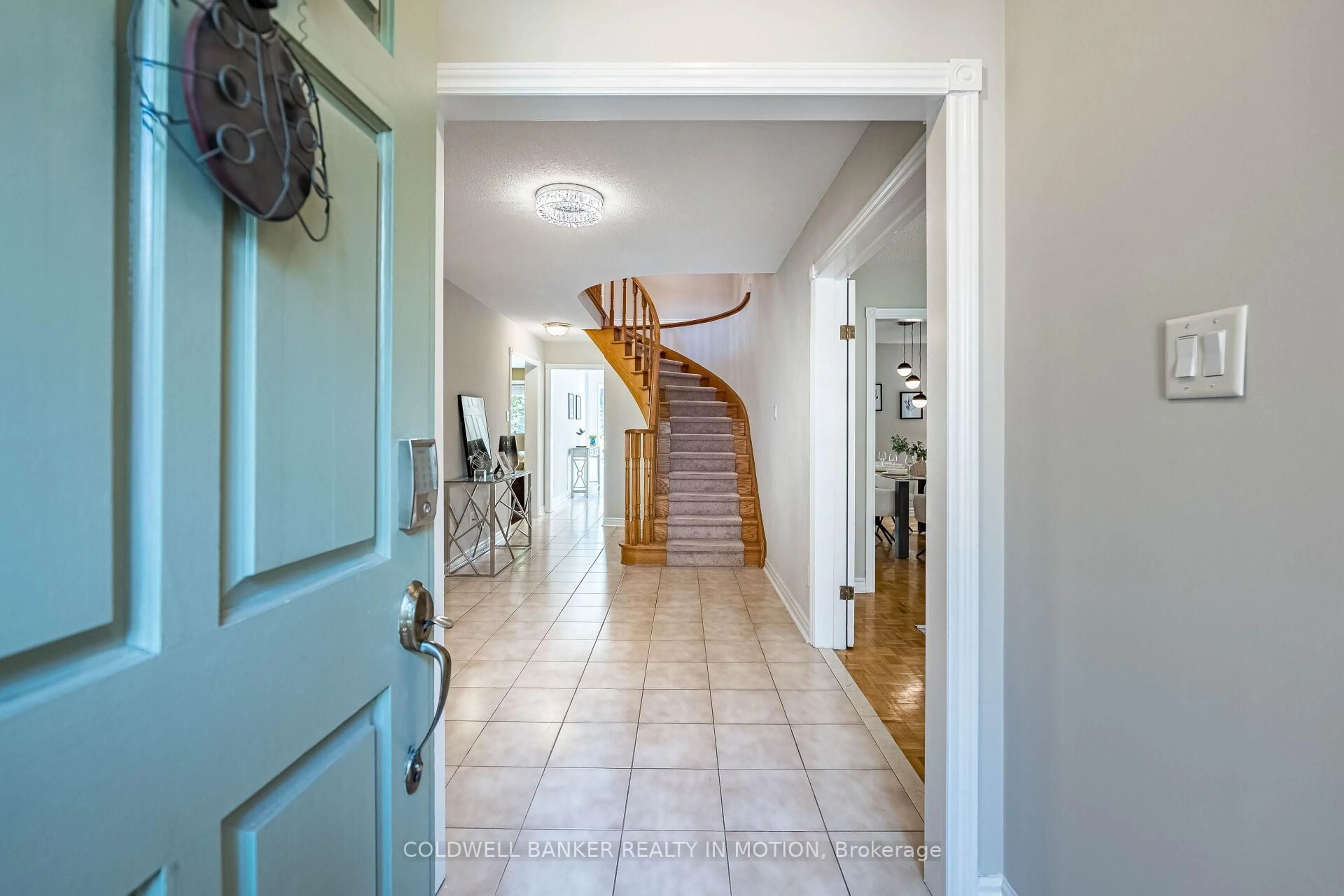 Indoor entryway for 9 Buttonfield Rd, Markham Ontario L3R 9G1