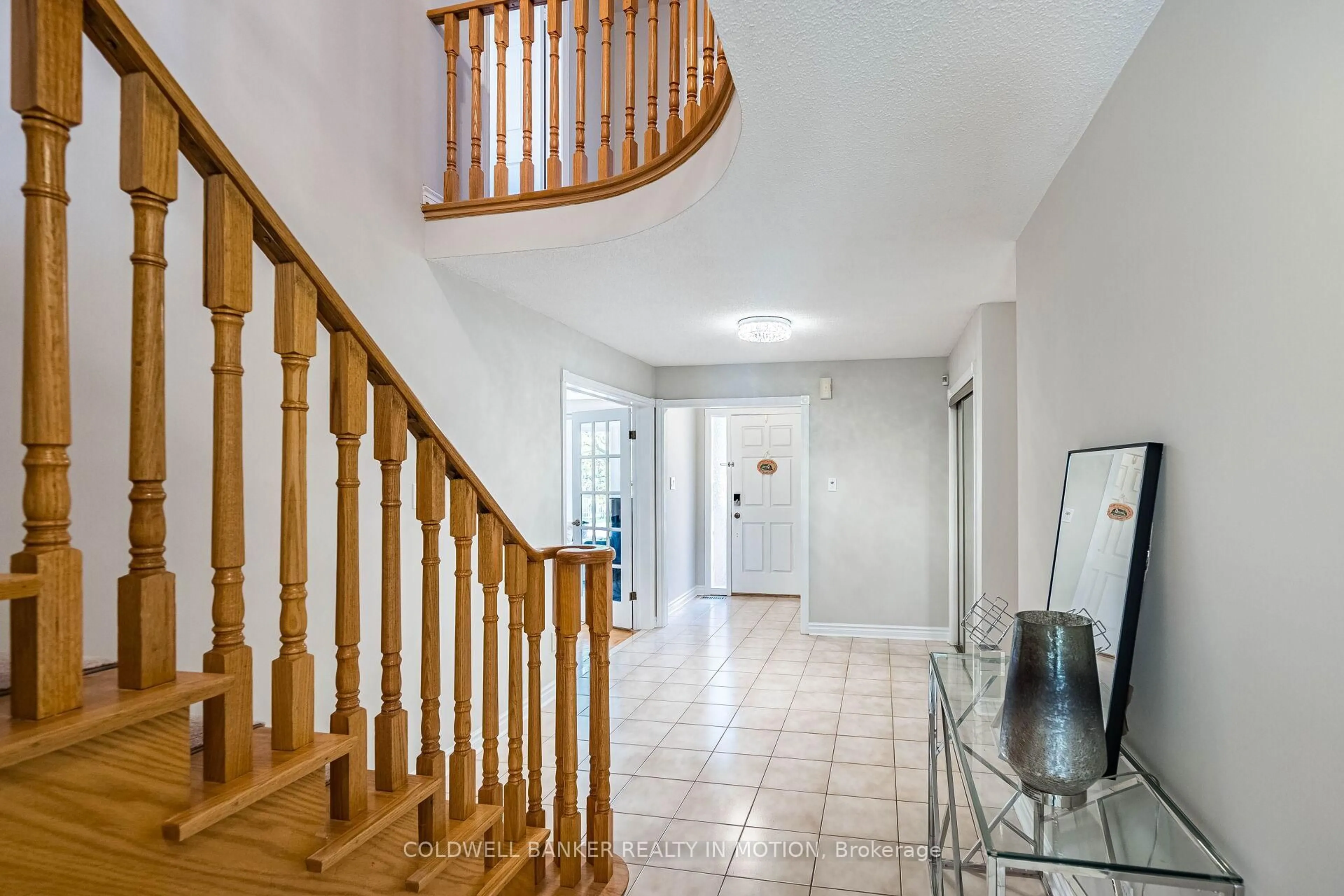 Indoor foyer for 9 Buttonfield Rd, Markham Ontario L3R 9G1