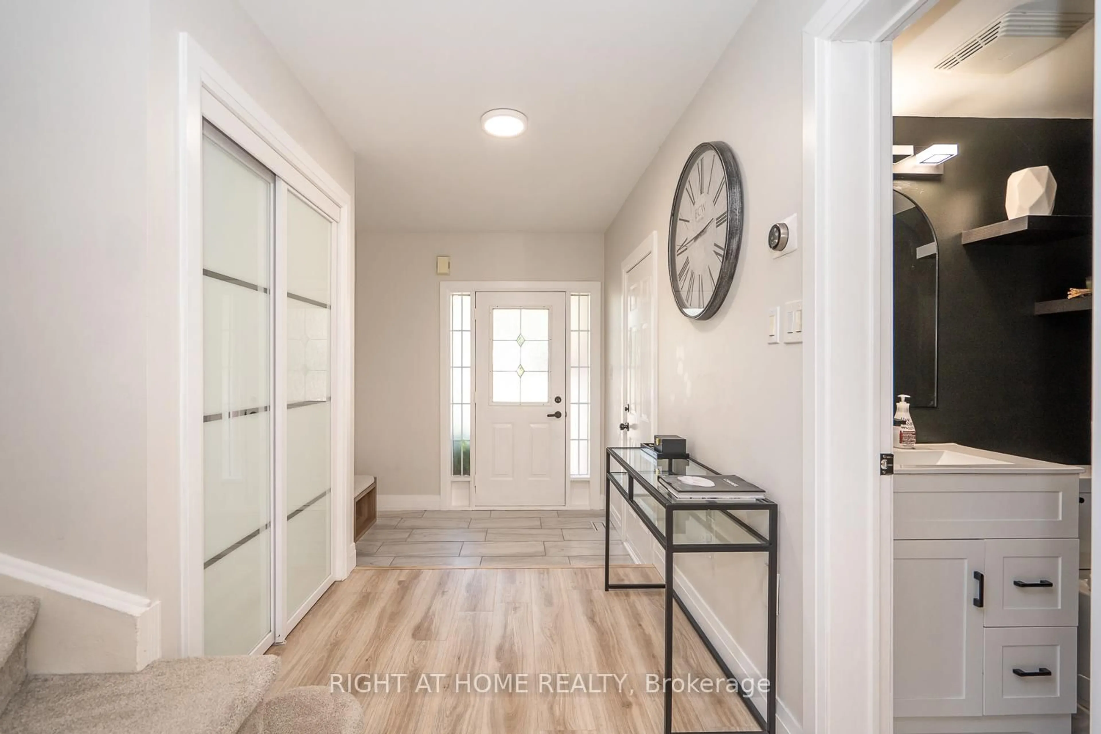 Indoor entryway for 72 Smith St, New Tecumseth Ontario L9R 1Z9