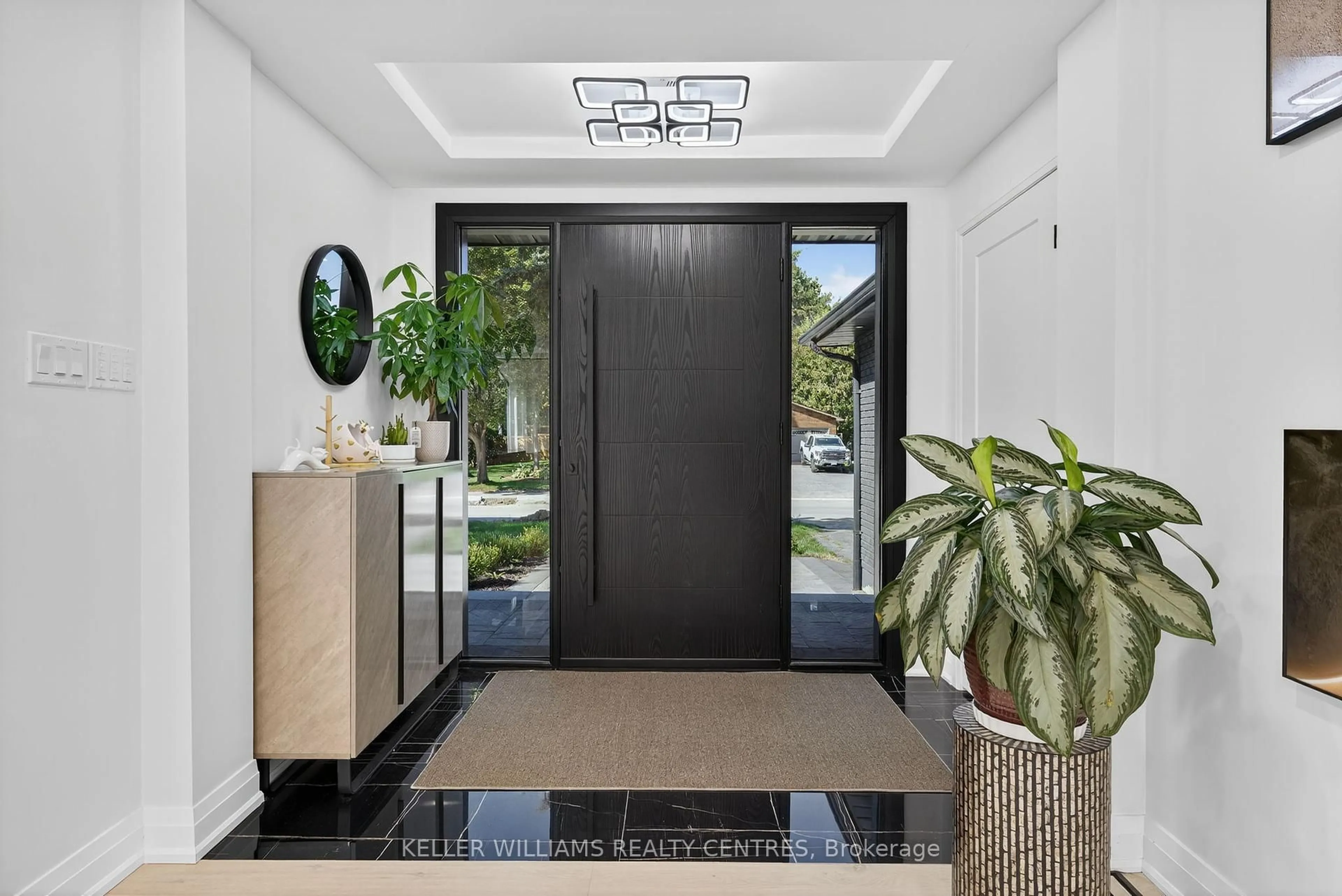 Indoor entryway for 1 Rosegarden Cres, Richmond Hill Ontario L4E 2P1
