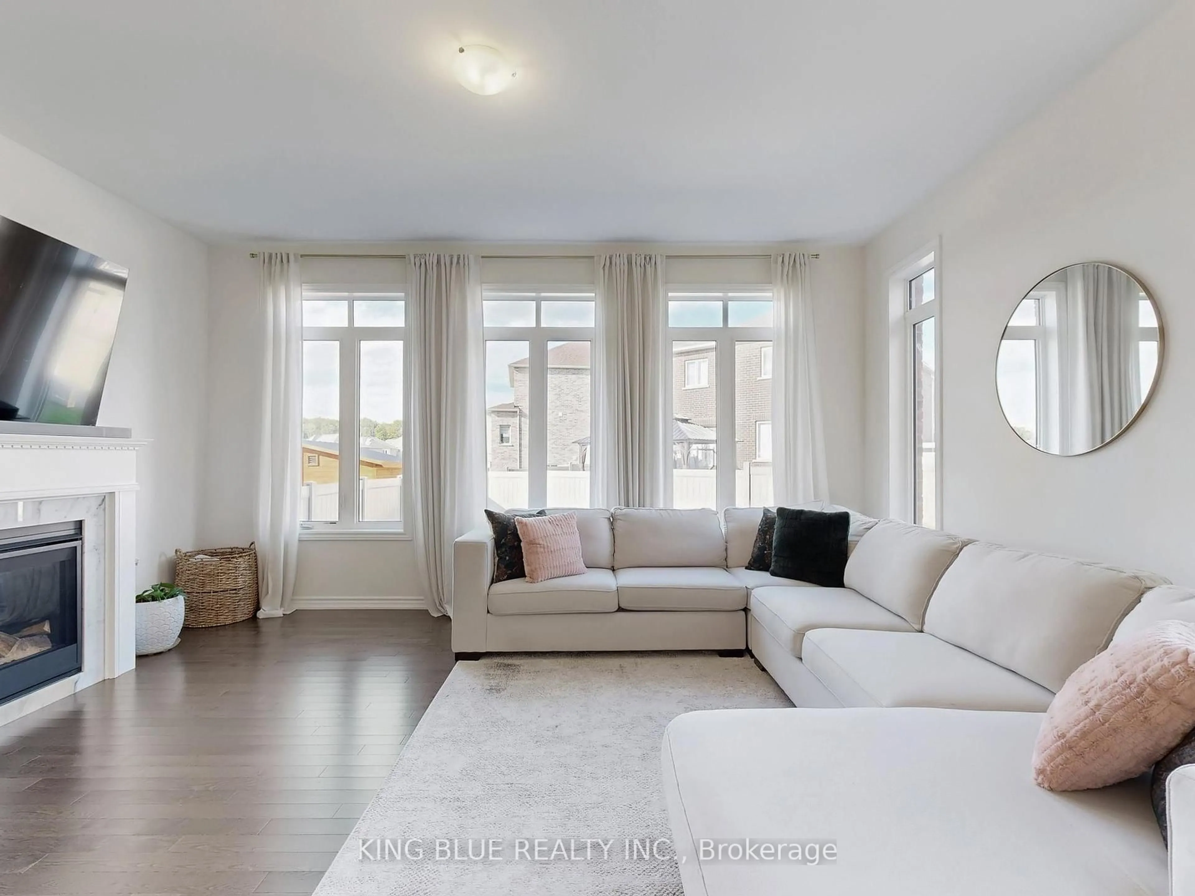 Living room with furniture, unknown for 47 Deepwood Cres, East Gwillimbury Ontario L9N 0P8