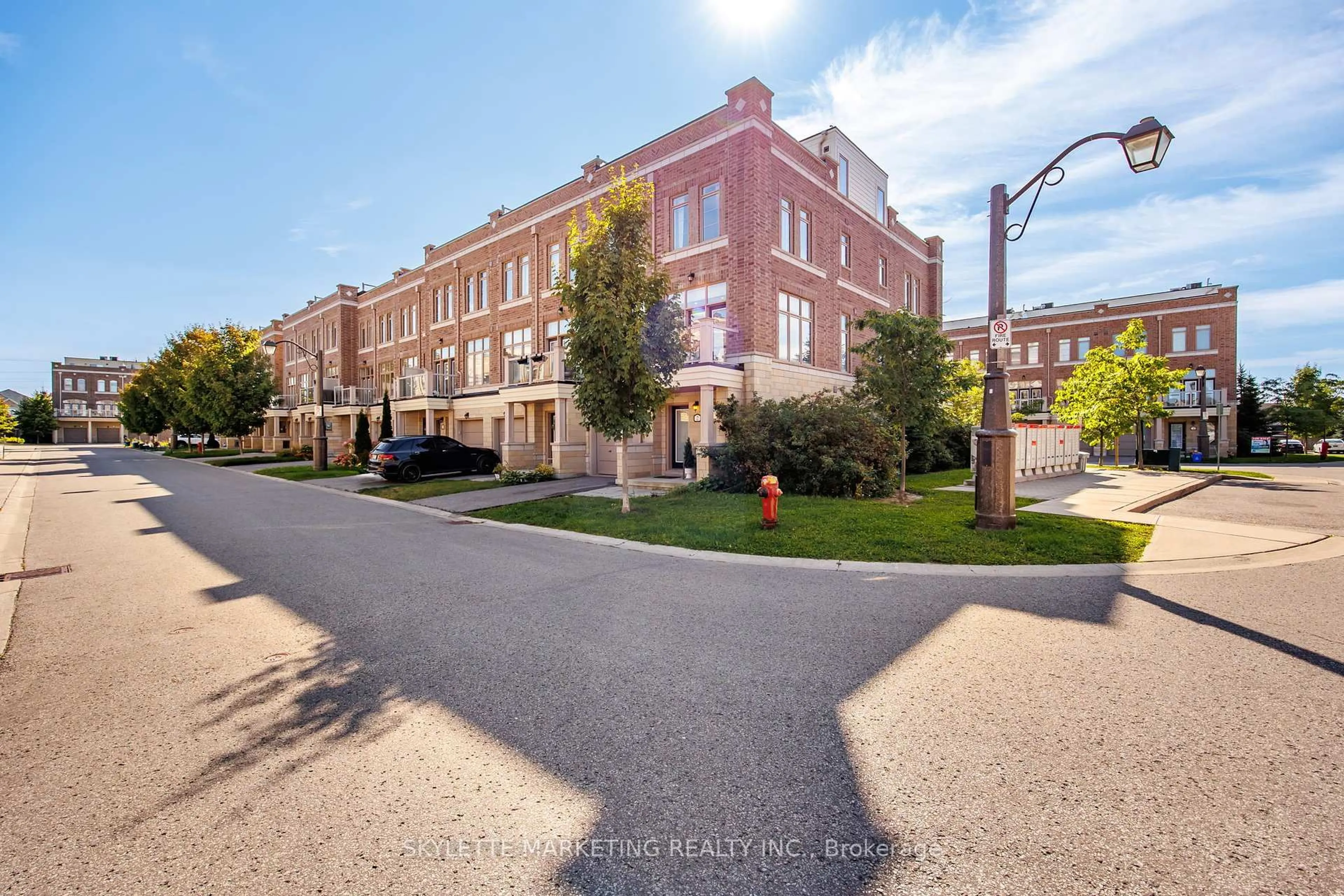 A pic from outside/outdoor area/front of a property/back of a property/a pic from drone, street for 2 Cornerbank Cres, Whitchurch-Stouffville Ontario L4A 1X1