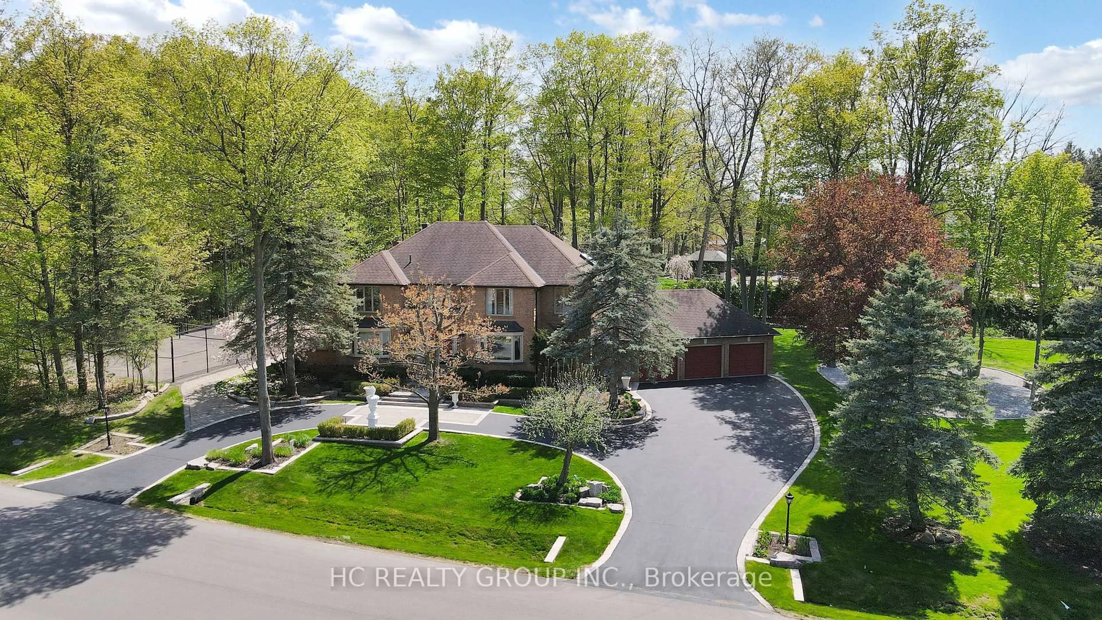 A pic from outside/outdoor area/front of a property/back of a property/a pic from drone, street for 2 Glenridge Dr, Markham Ontario L6C 1A1