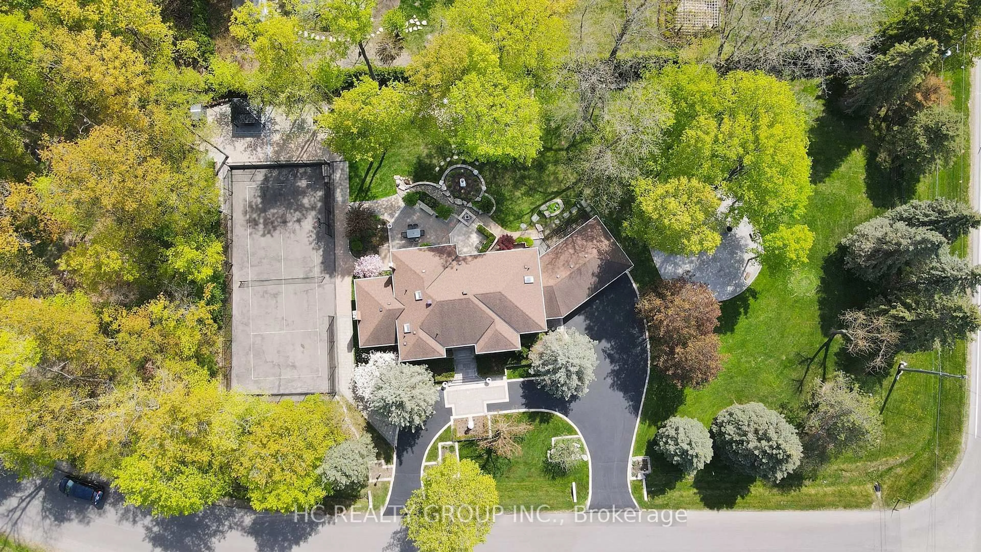 A pic from outside/outdoor area/front of a property/back of a property/a pic from drone, street for 2 Glenridge Dr, Markham Ontario L6C 1A1
