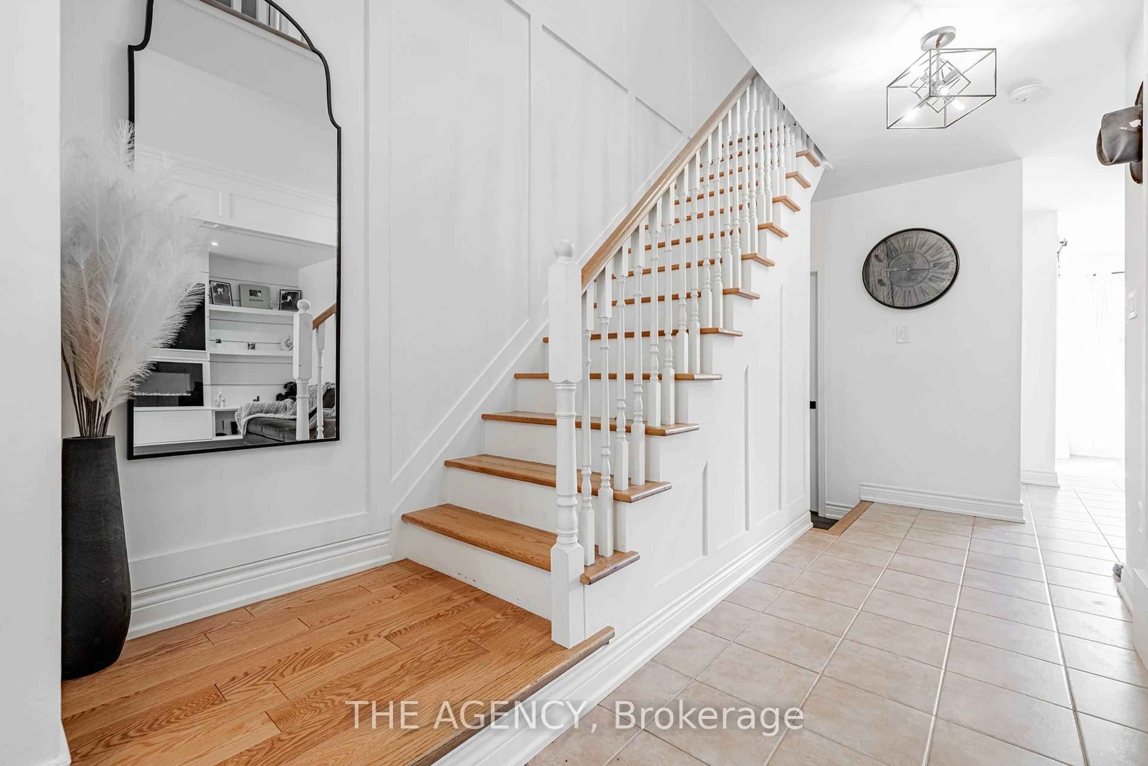 Indoor entryway for 45 Castle Park Blvd, Vaughan Ontario L4H 1V3