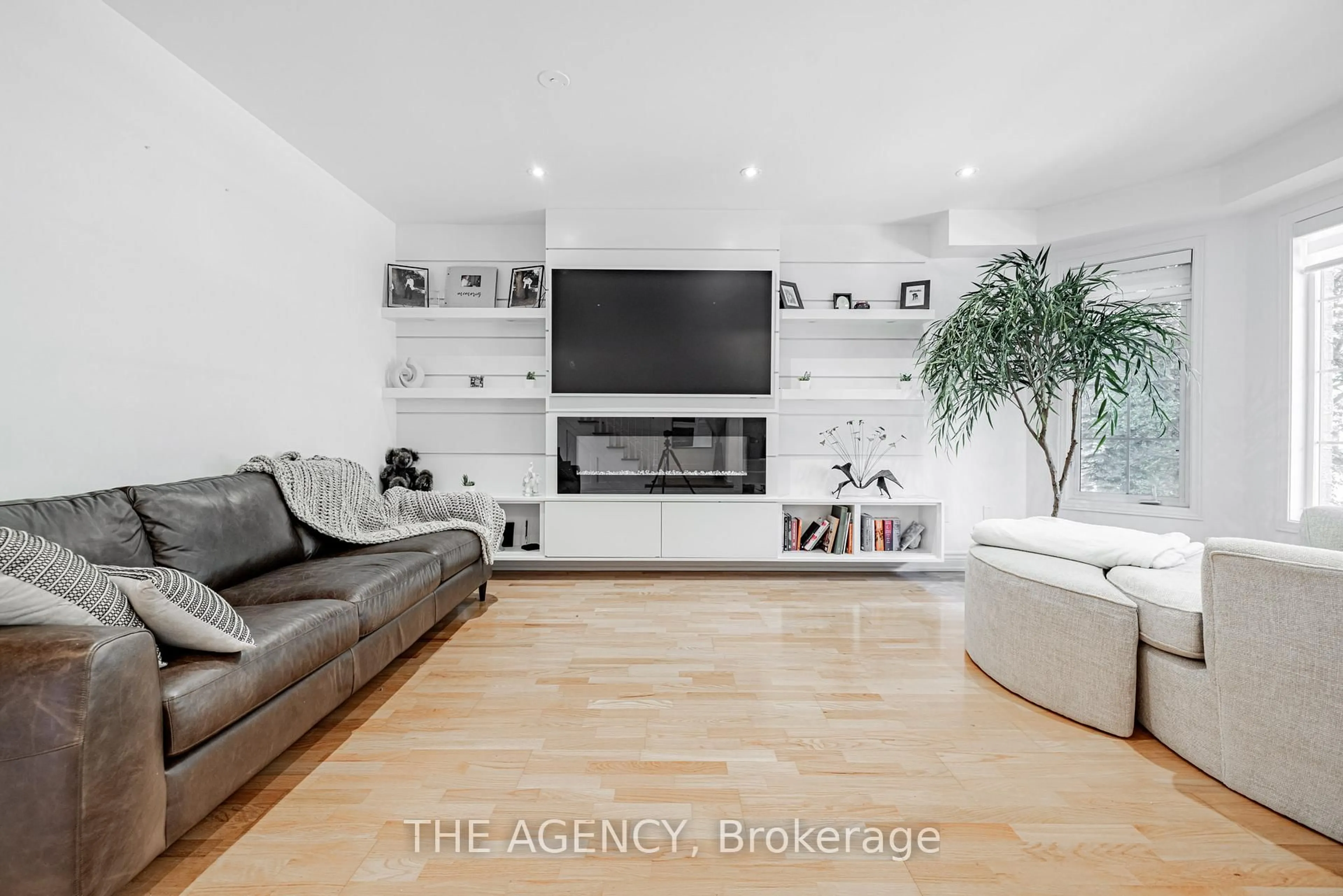Living room with furniture, unknown for 45 Castle Park Blvd, Vaughan Ontario L4H 1V3