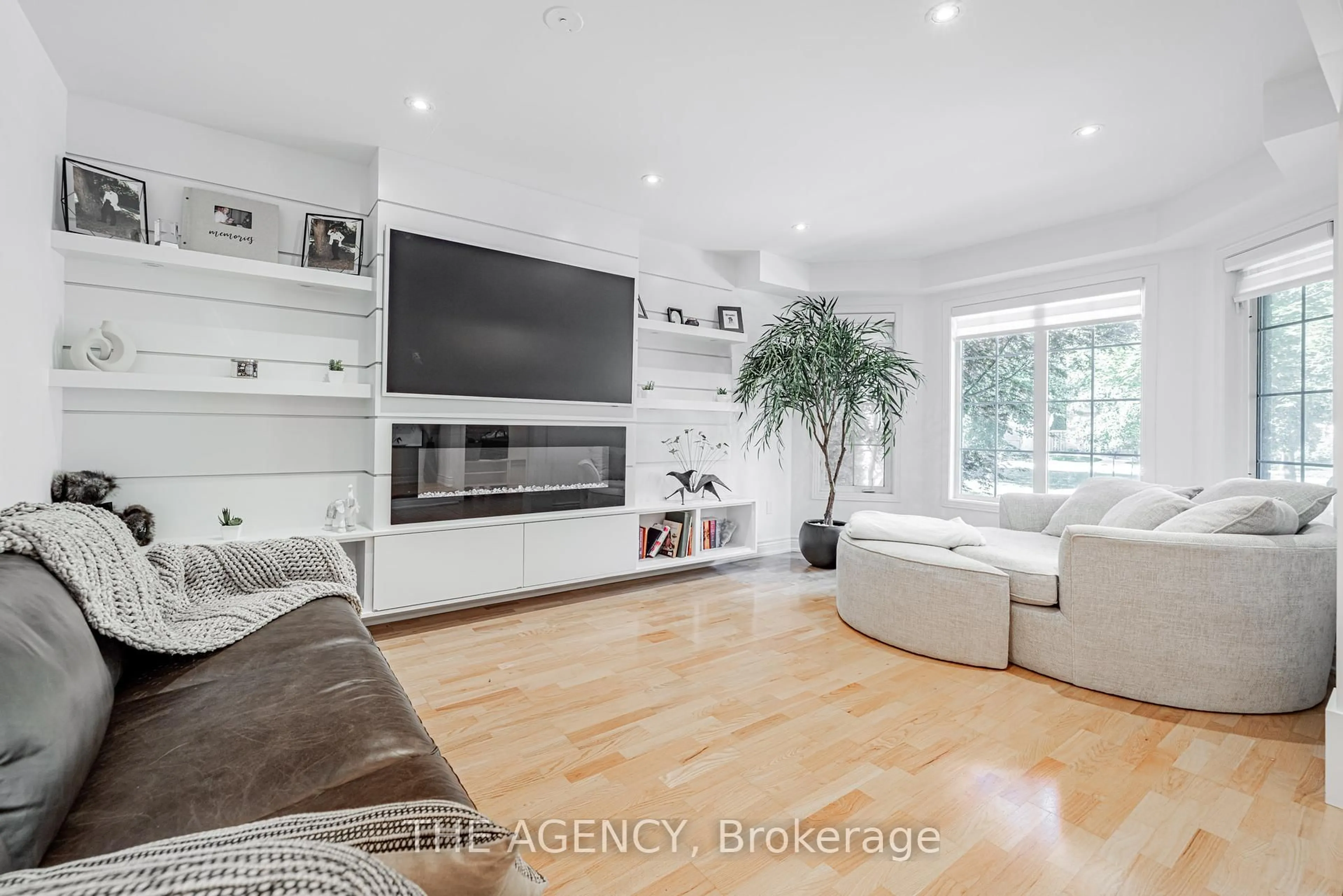 Living room with furniture, wood/laminate floor for 45 Castle Park Blvd, Vaughan Ontario L4H 1V3