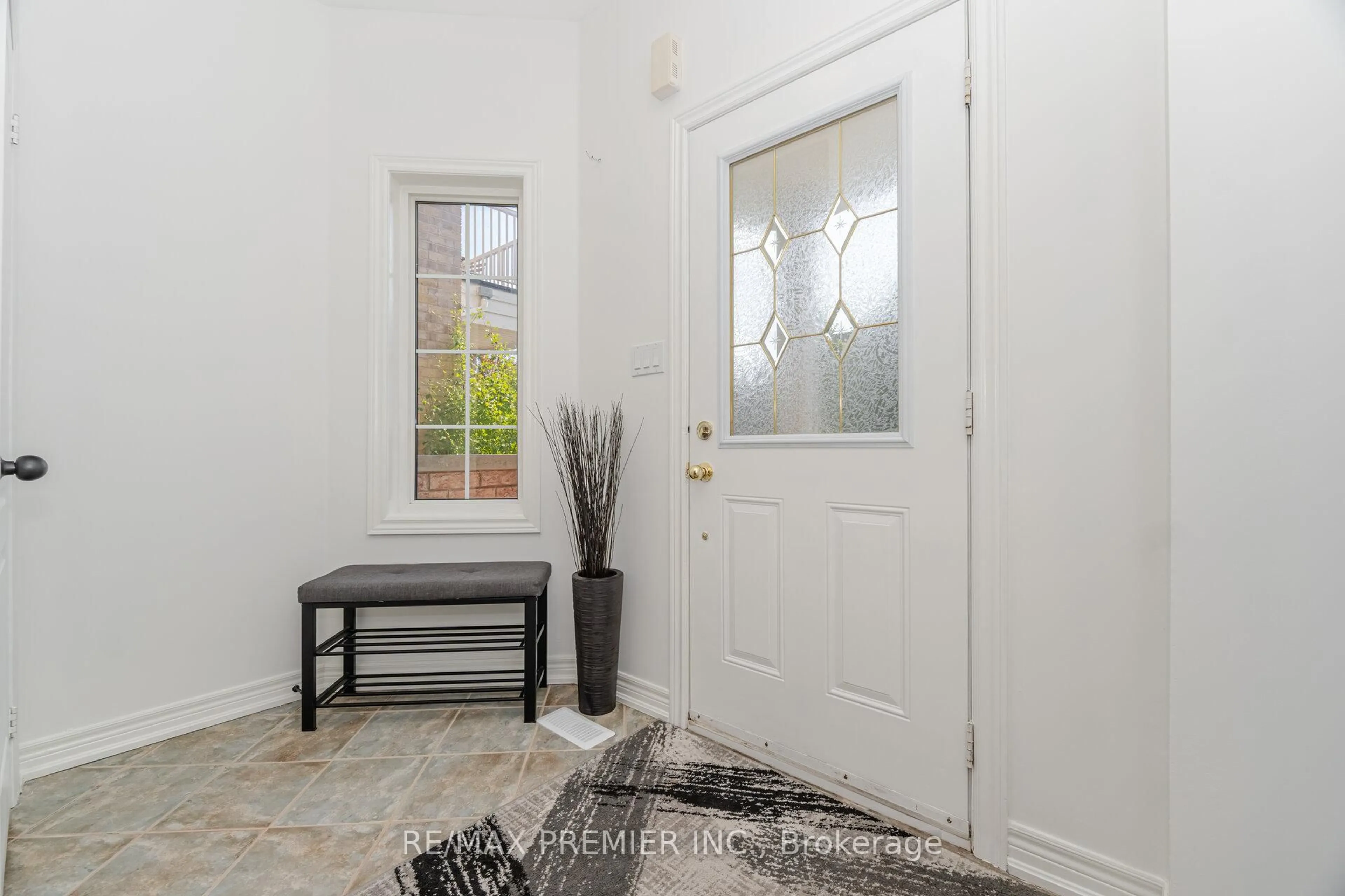 Indoor entryway for 38 Ozner Cres, Vaughan Ontario L4H 0E2