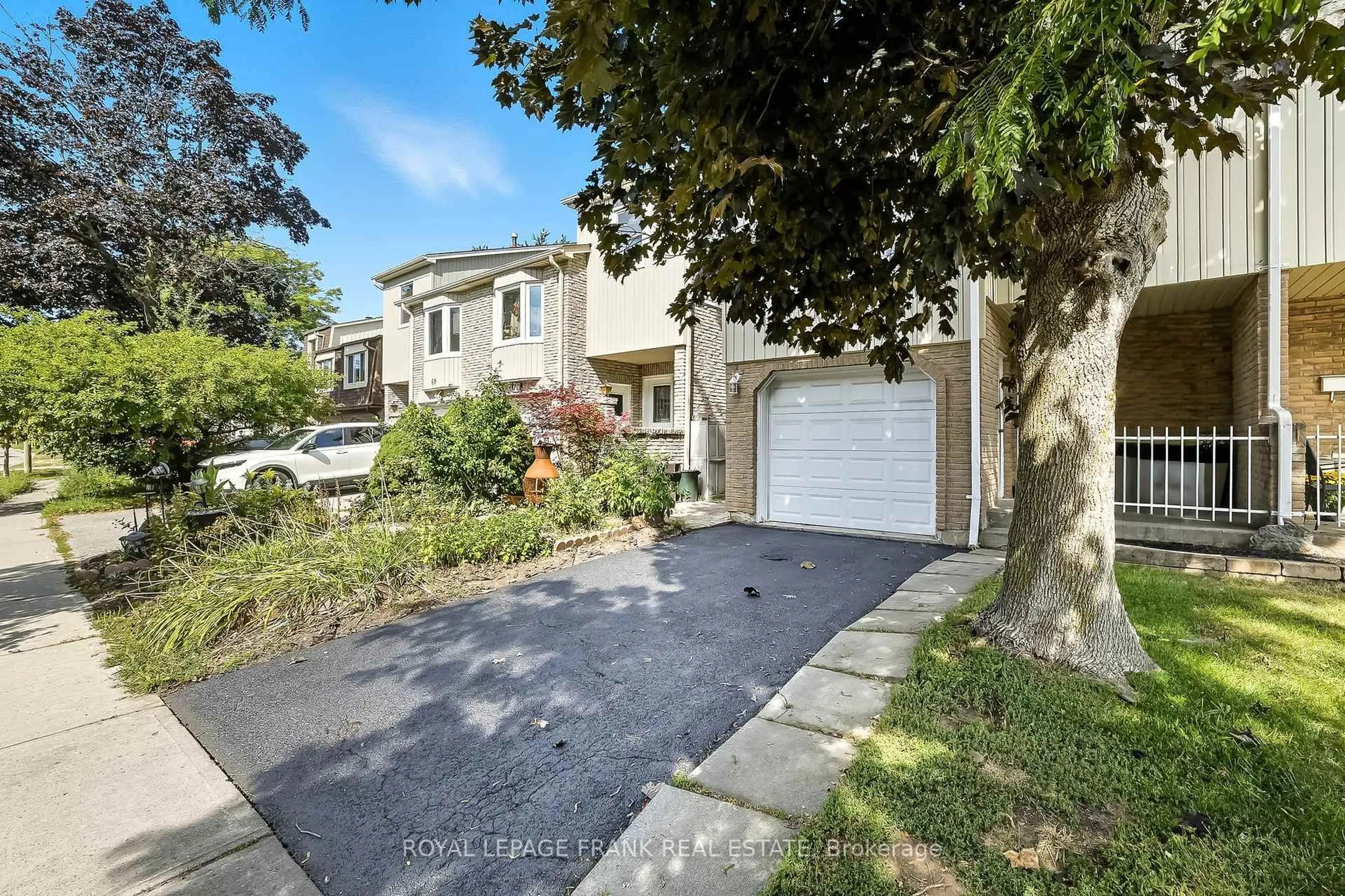 A pic from outside/outdoor area/front of a property/back of a property/a pic from drone, street for 72 REGINALD Cres, Markham Ontario L3P 3T9
