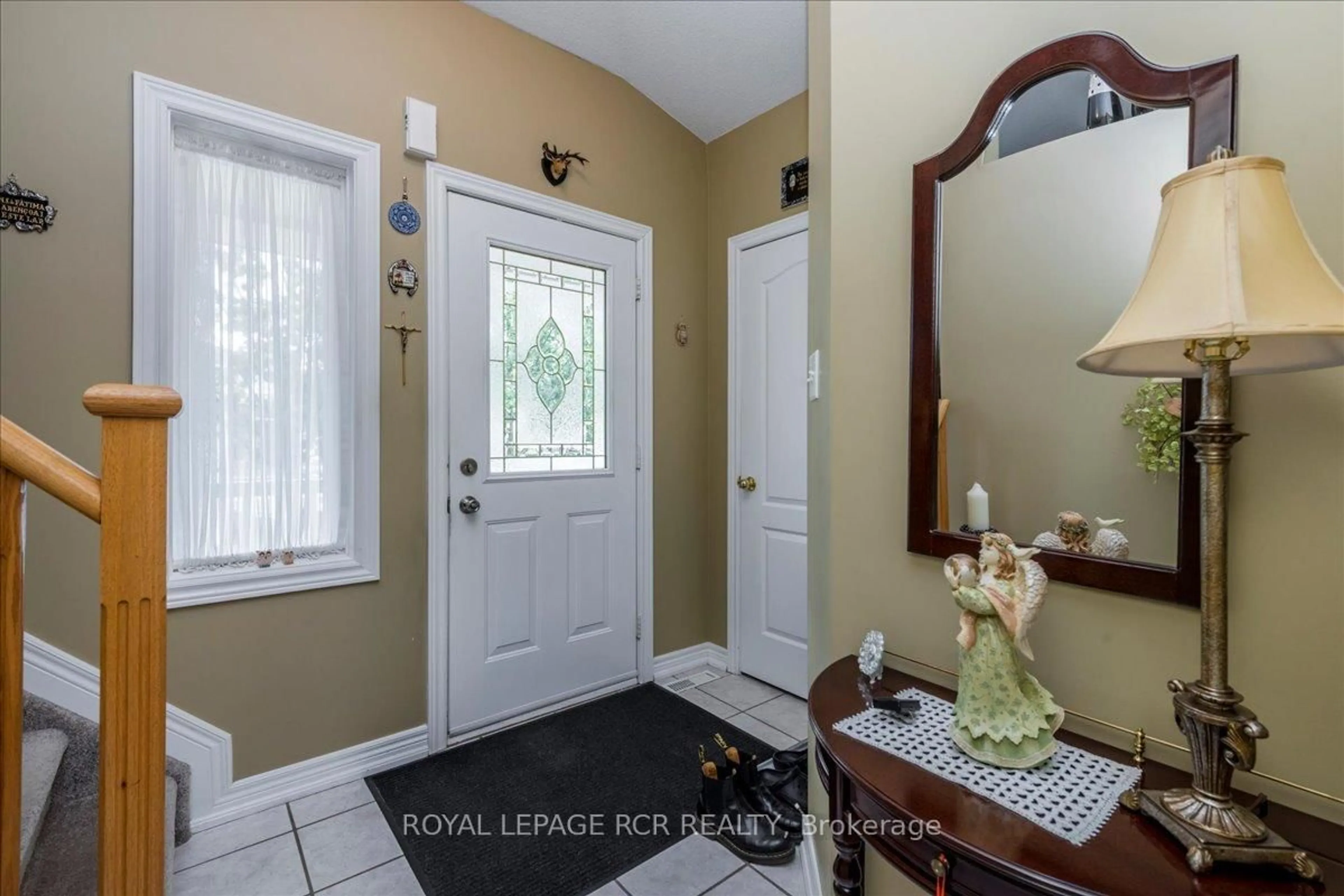 Indoor entryway for 20 Veseli Crt, Bradford West Gwillimbury Ontario L3Z 2C3