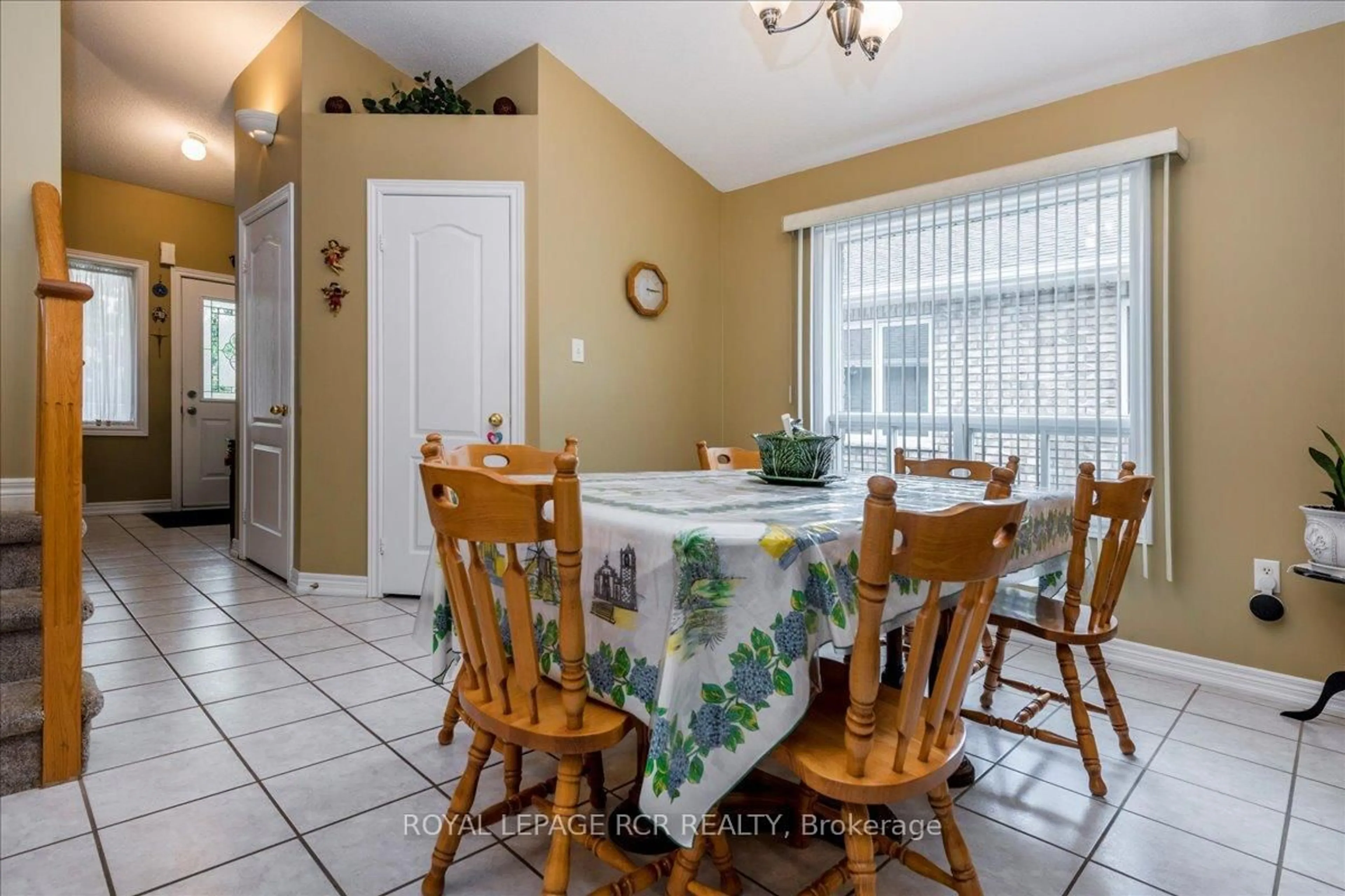 Dining room, ceramic/tile floor for 20 Veseli Crt, Bradford West Gwillimbury Ontario L3Z 2C3