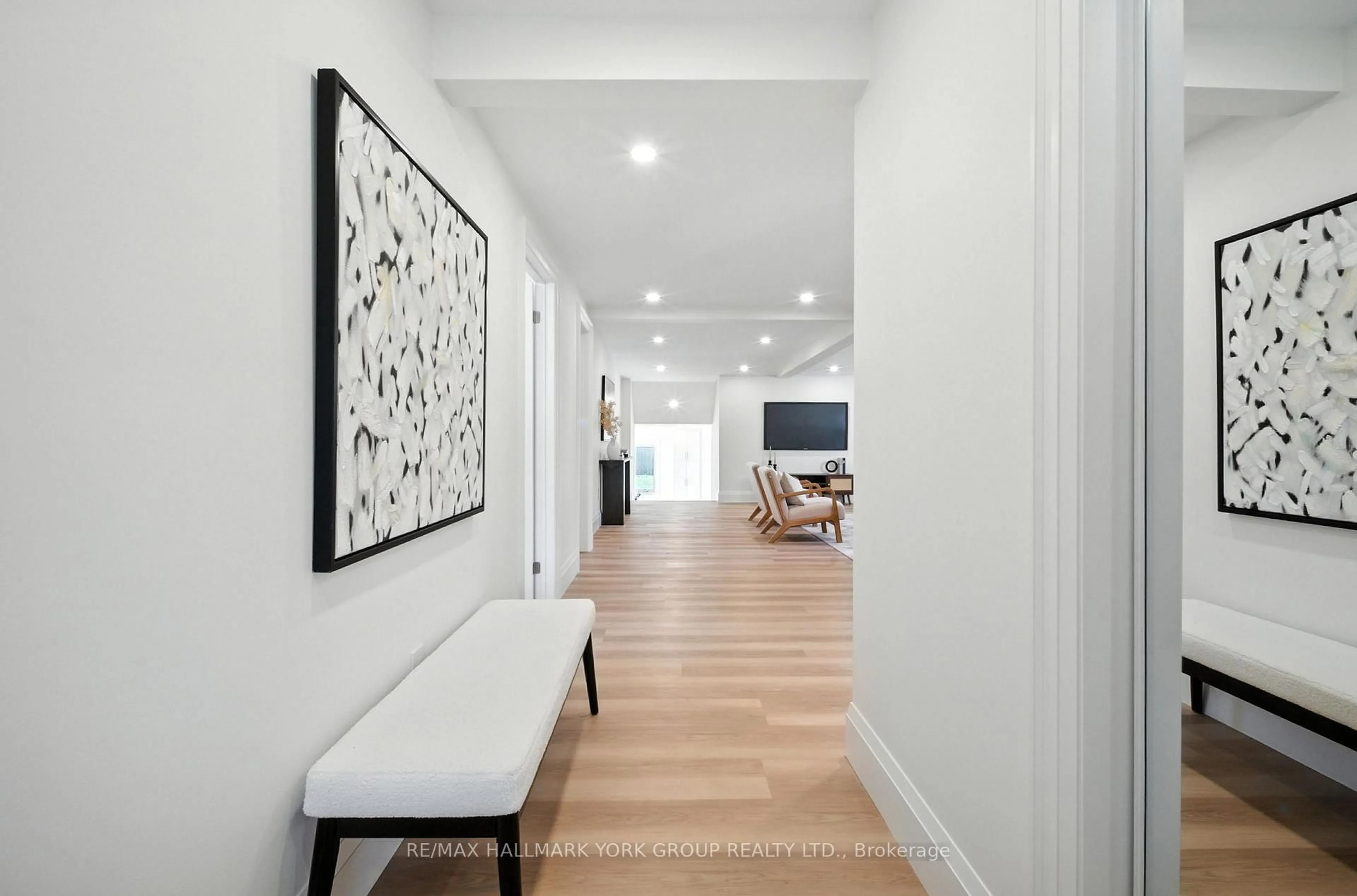 Indoor entryway for 778 Sheppard Ave, Georgina Ontario L4P 3E9