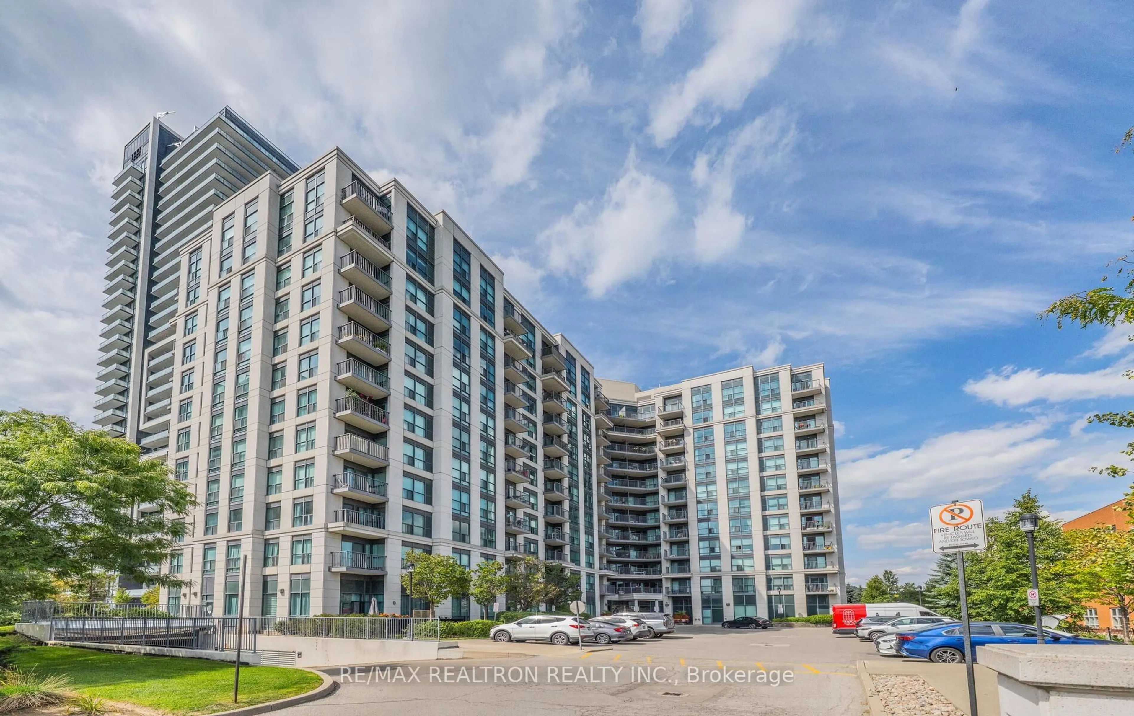 A pic from outside/outdoor area/front of a property/back of a property/a pic from drone, building for 185 Oneida Cres #708, Richmond Hill Ontario L4B 0B1