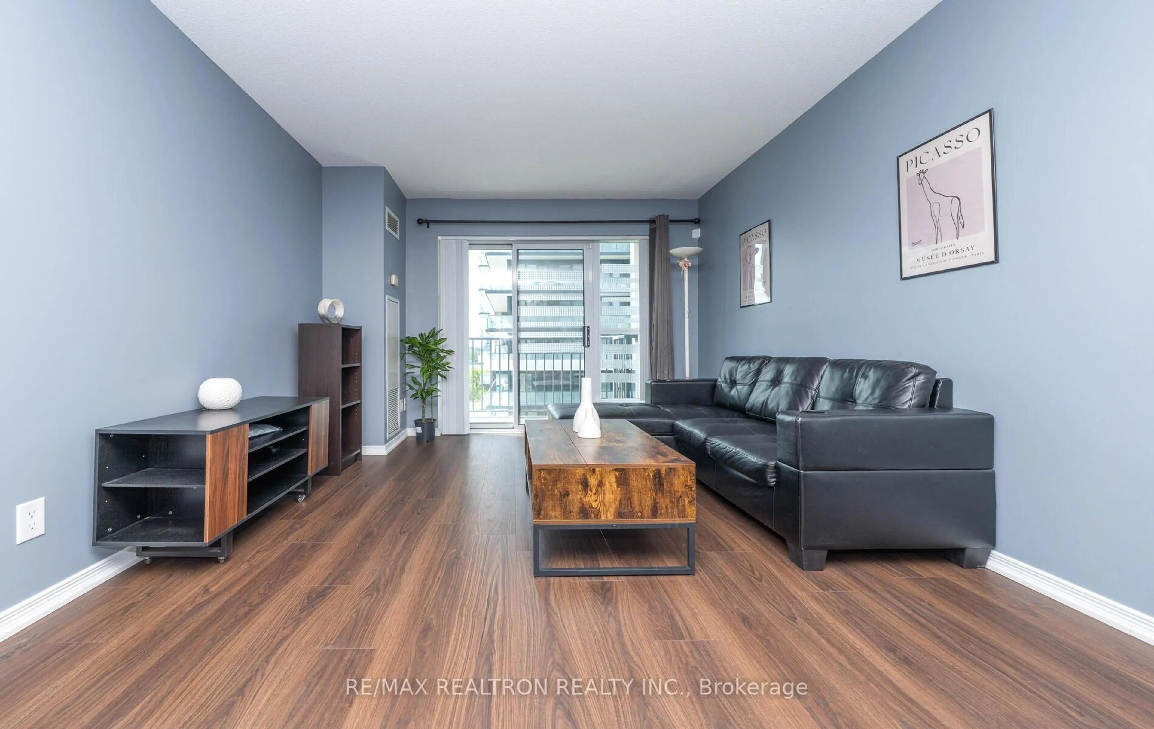 Living room with furniture, wood/laminate floor for 185 Oneida Cres #708, Richmond Hill Ontario L4B 0B1