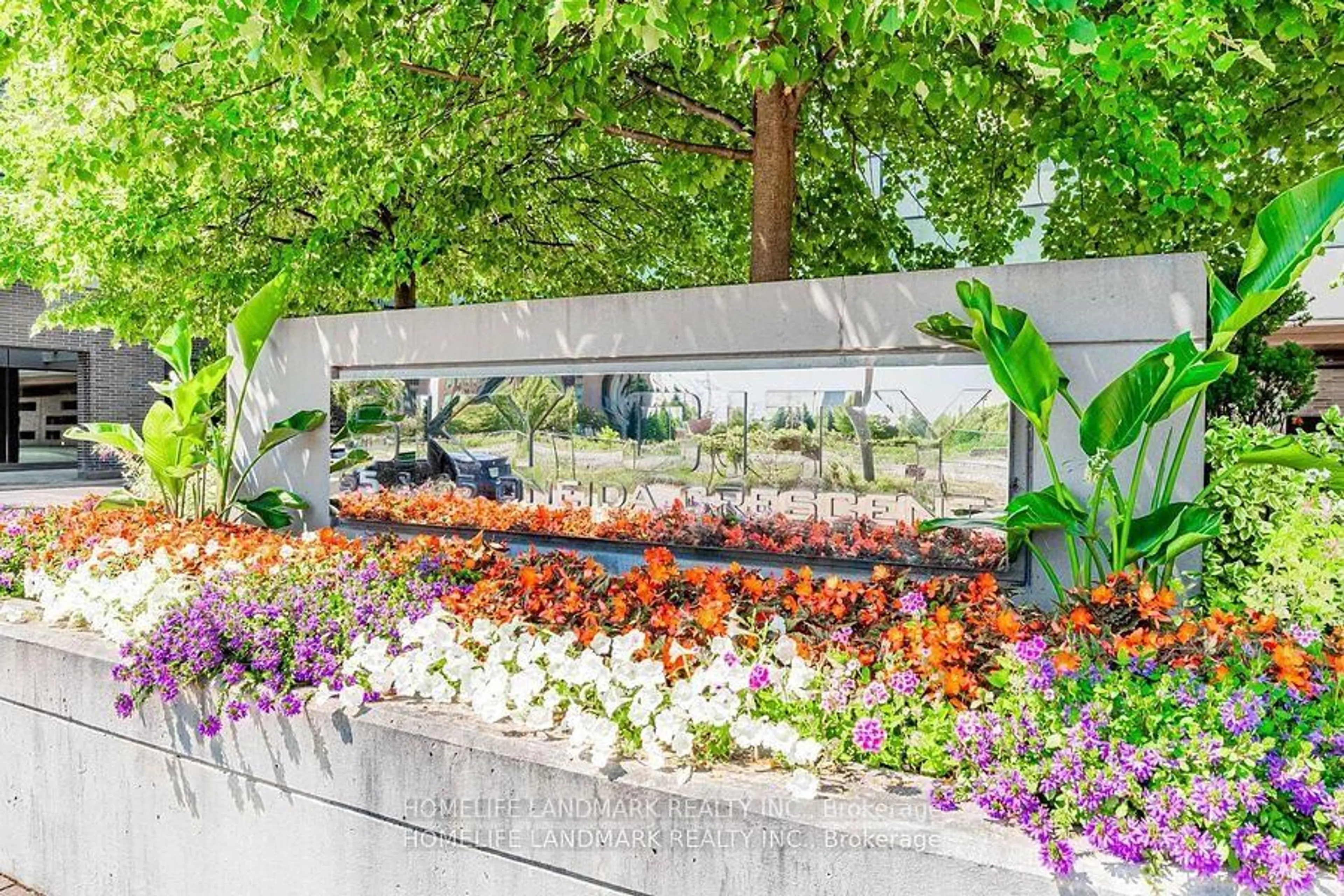 Patio, street for 55 Oneida Cres #1606, Richmond Hill Ontario L4B 4T9