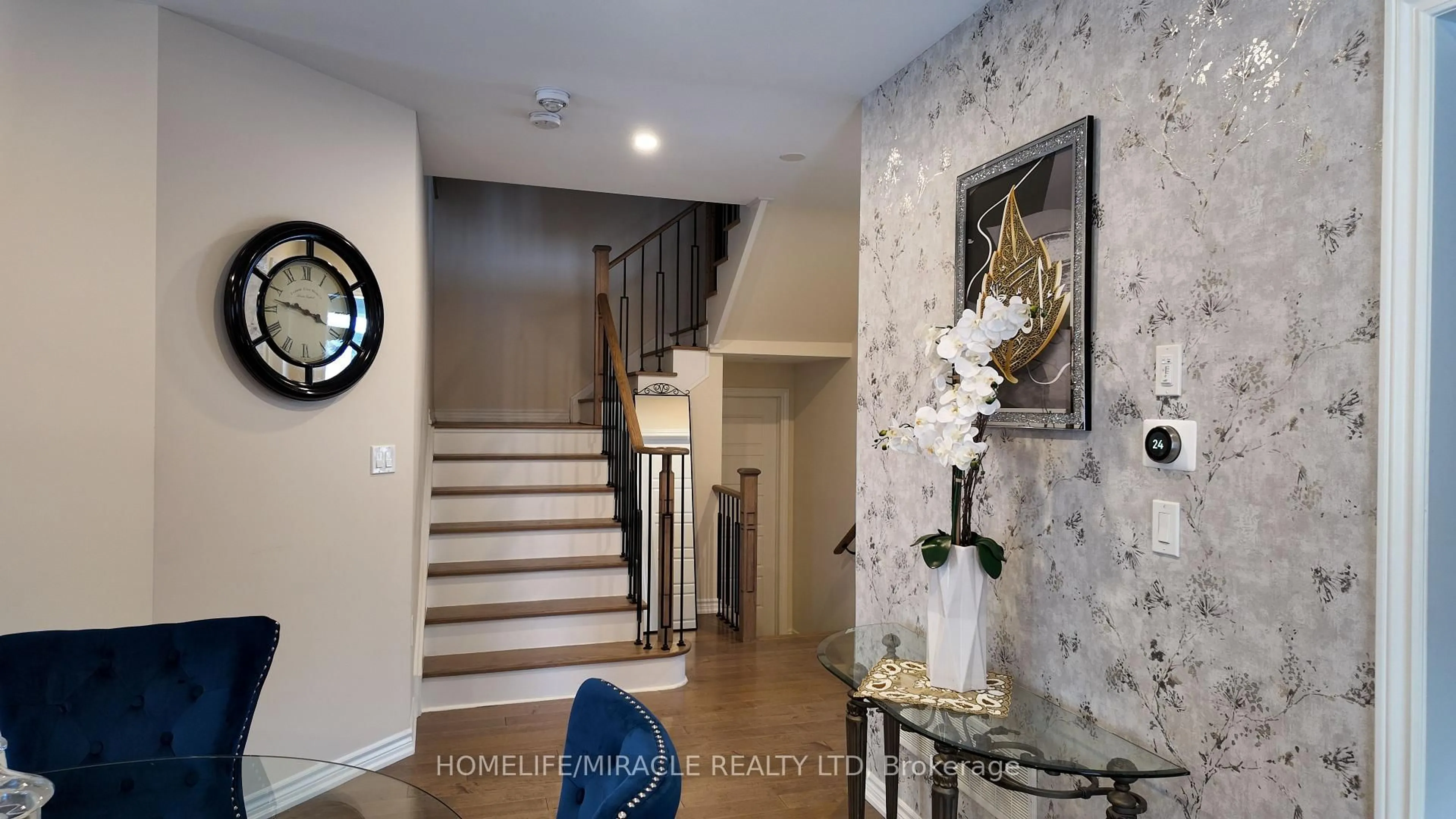 Indoor foyer for 359 Danny Wheeler Blvd, Georgina Ontario L4P 0K2