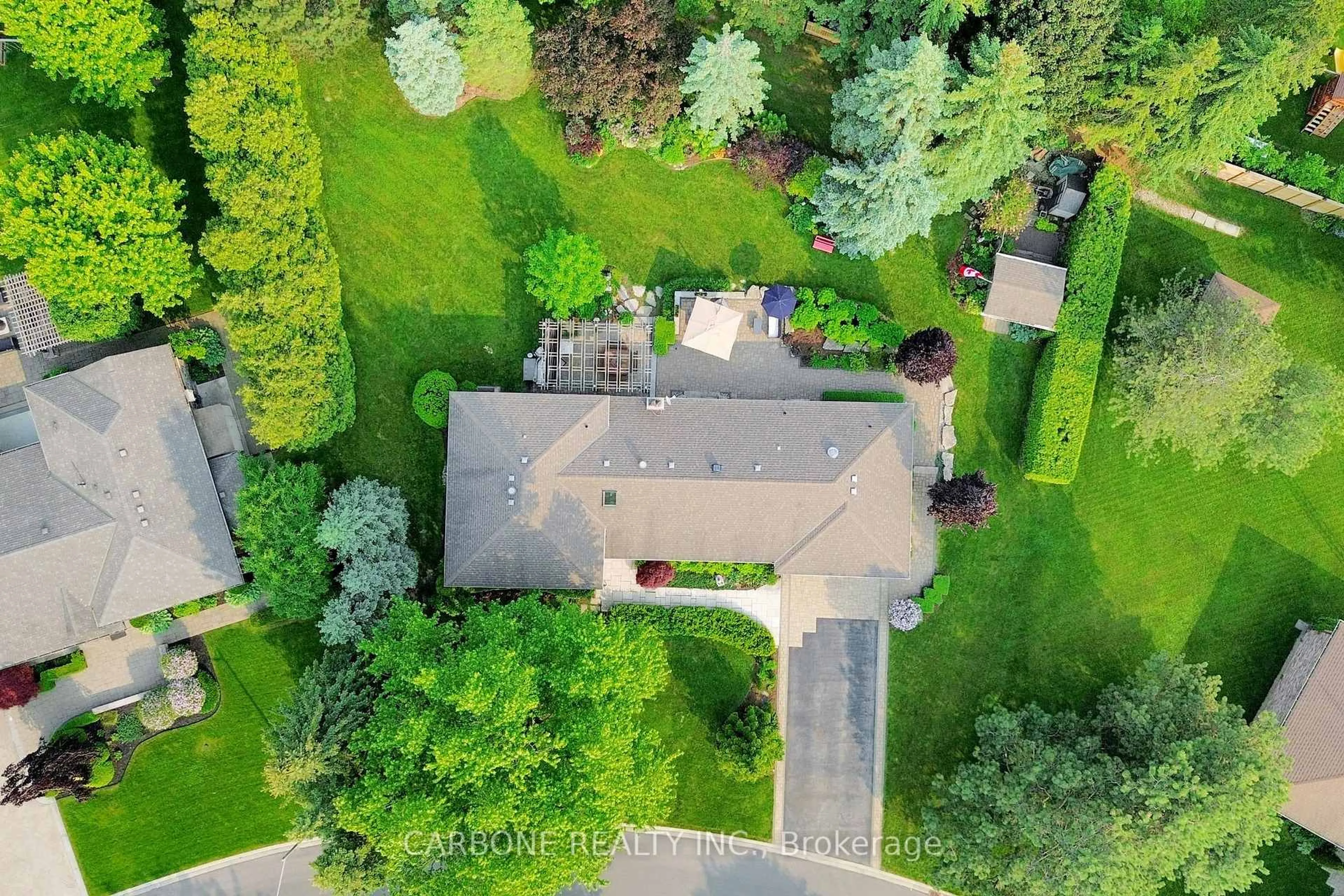 A pic from outside/outdoor area/front of a property/back of a property/a pic from drone, street for 335 Forde Cres, King Ontario L7B 1G7
