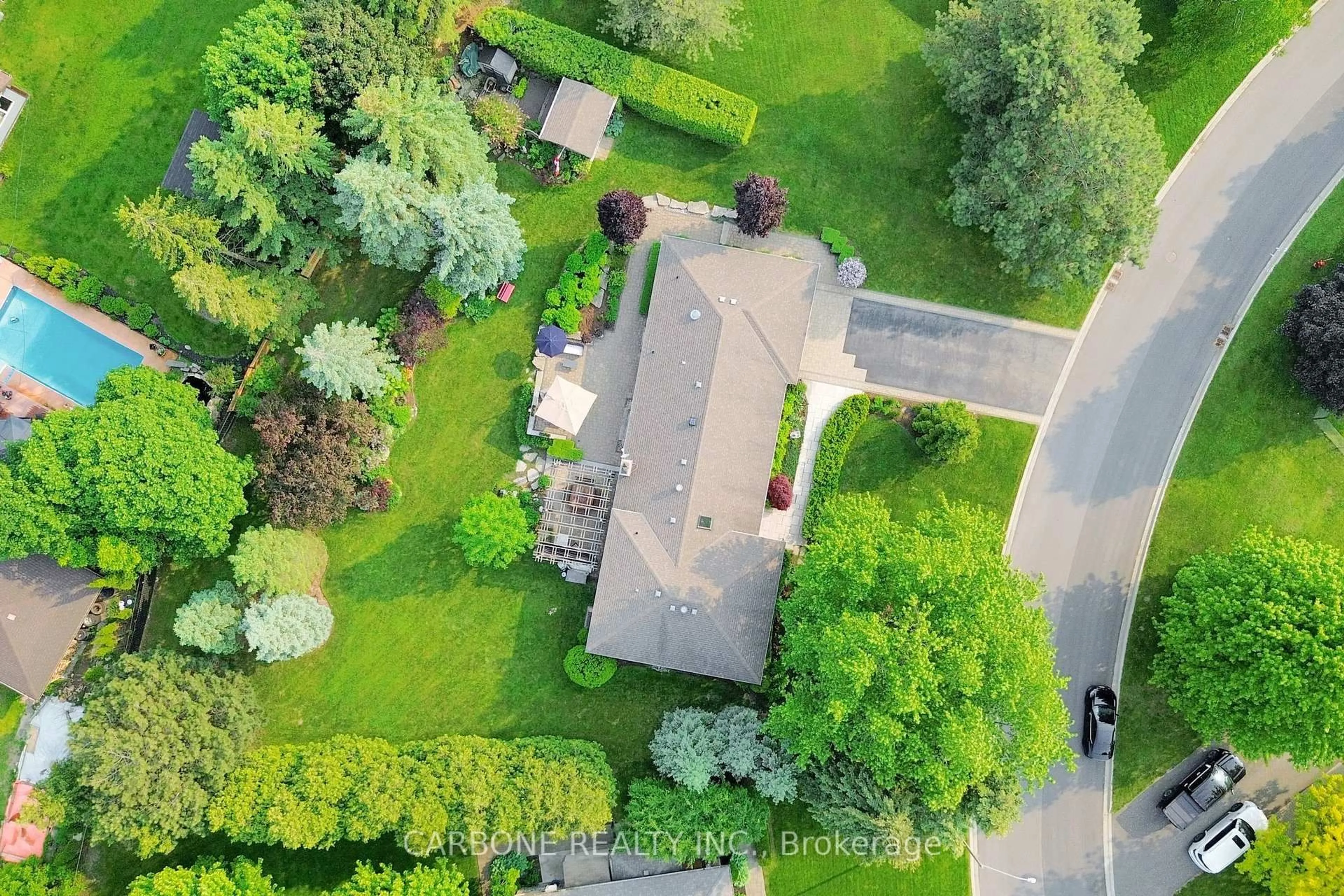 A pic from outside/outdoor area/front of a property/back of a property/a pic from drone, street for 335 Forde Cres, King Ontario L7B 1G7