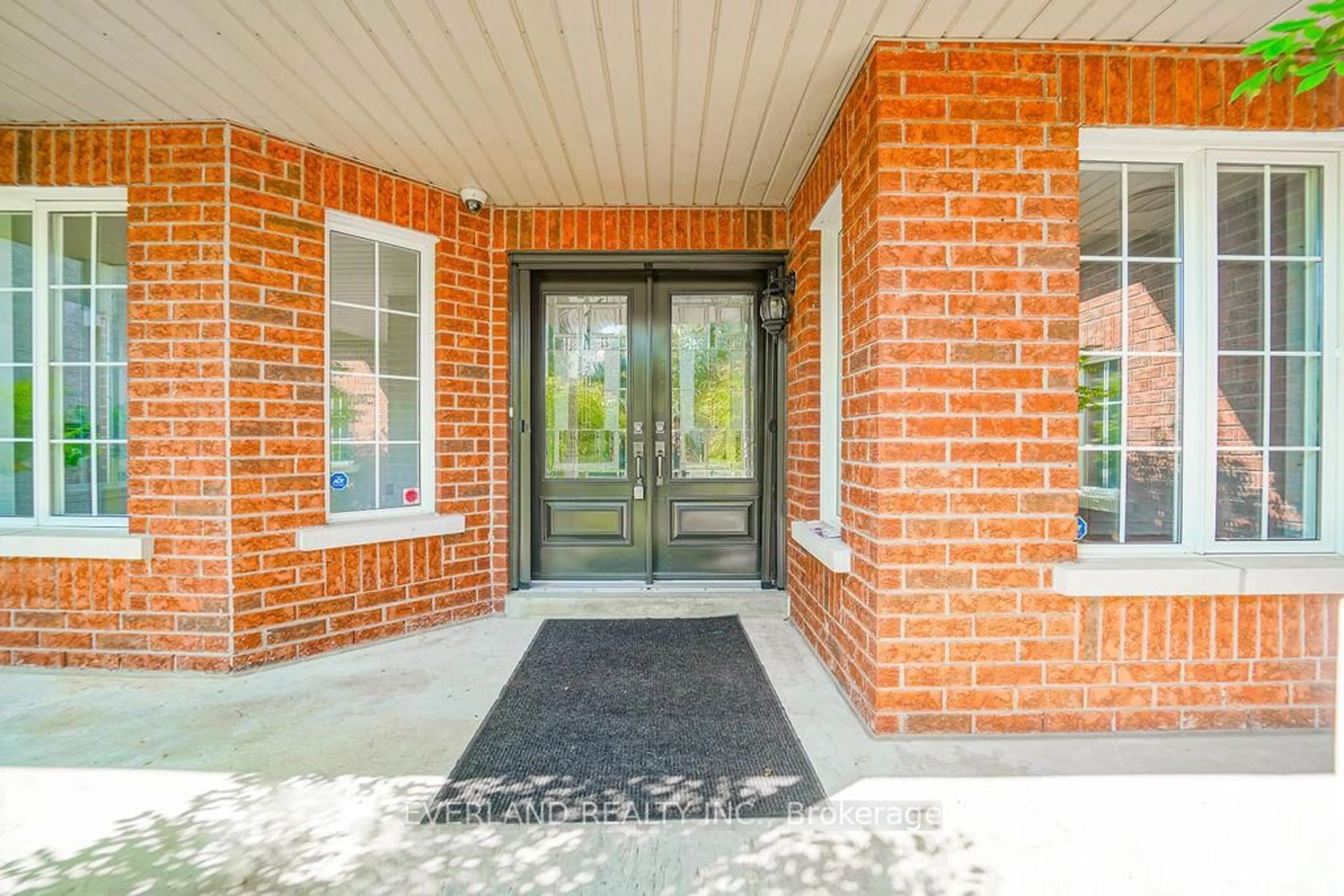 Home with brick exterior material, street for 618 Foxcroft Blvd, Newmarket Ontario L3X 1N4