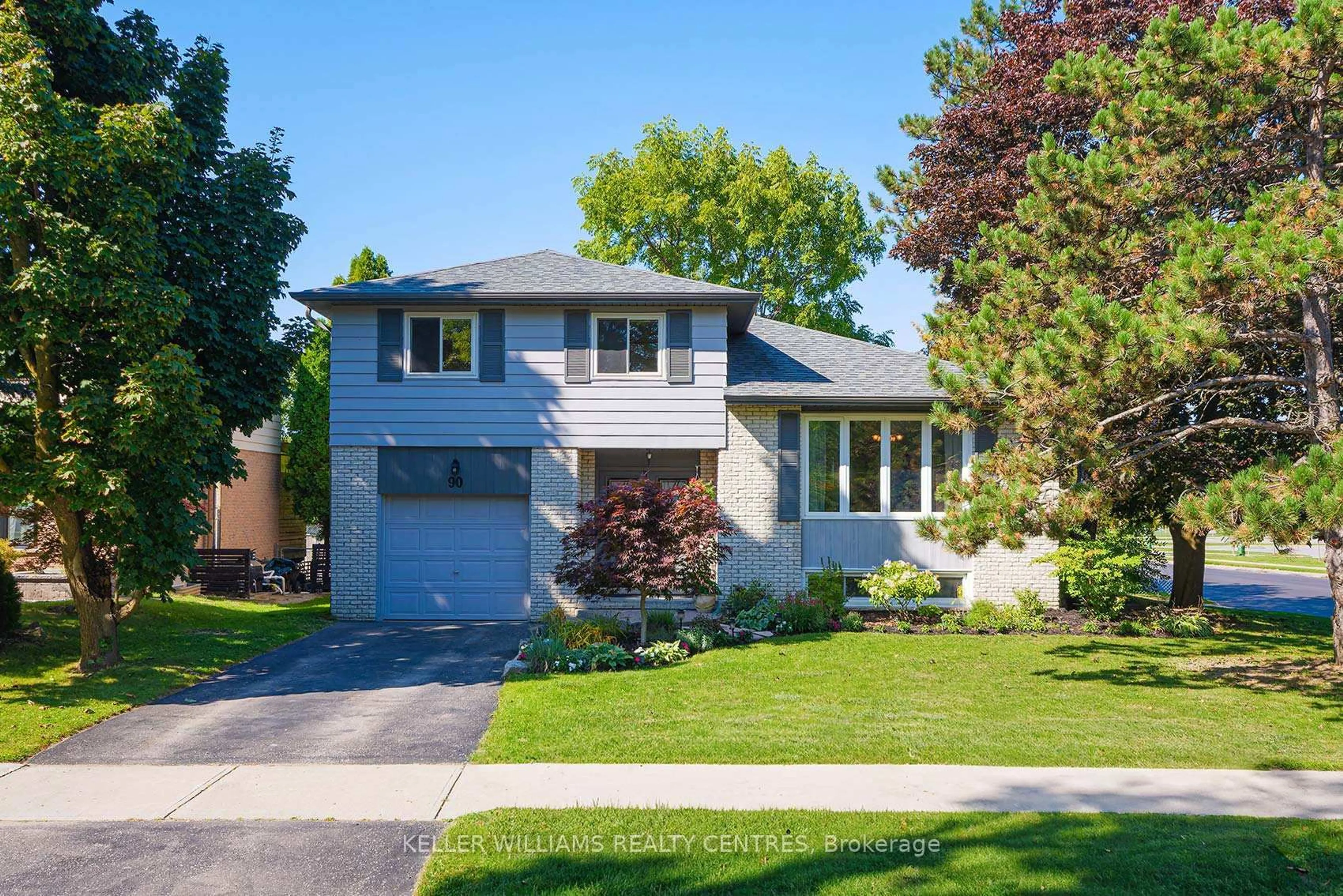 Home with vinyl exterior material, street for 90 Thicketwood Blvd, Whitchurch-Stouffville Ontario L4A 4K6