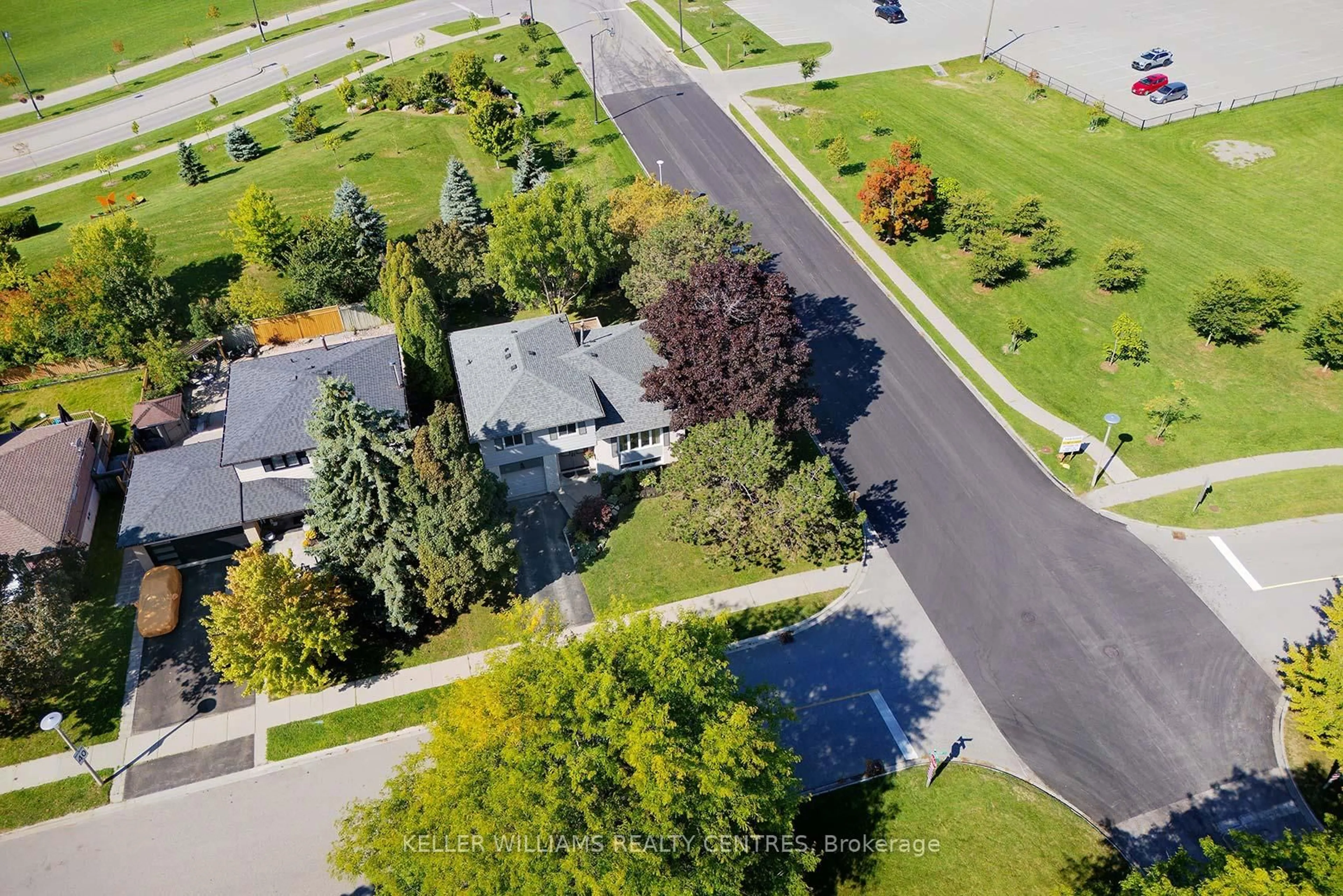 A pic from outside/outdoor area/front of a property/back of a property/a pic from drone, street for 90 Thicketwood Blvd, Whitchurch-Stouffville Ontario L4A 4K6