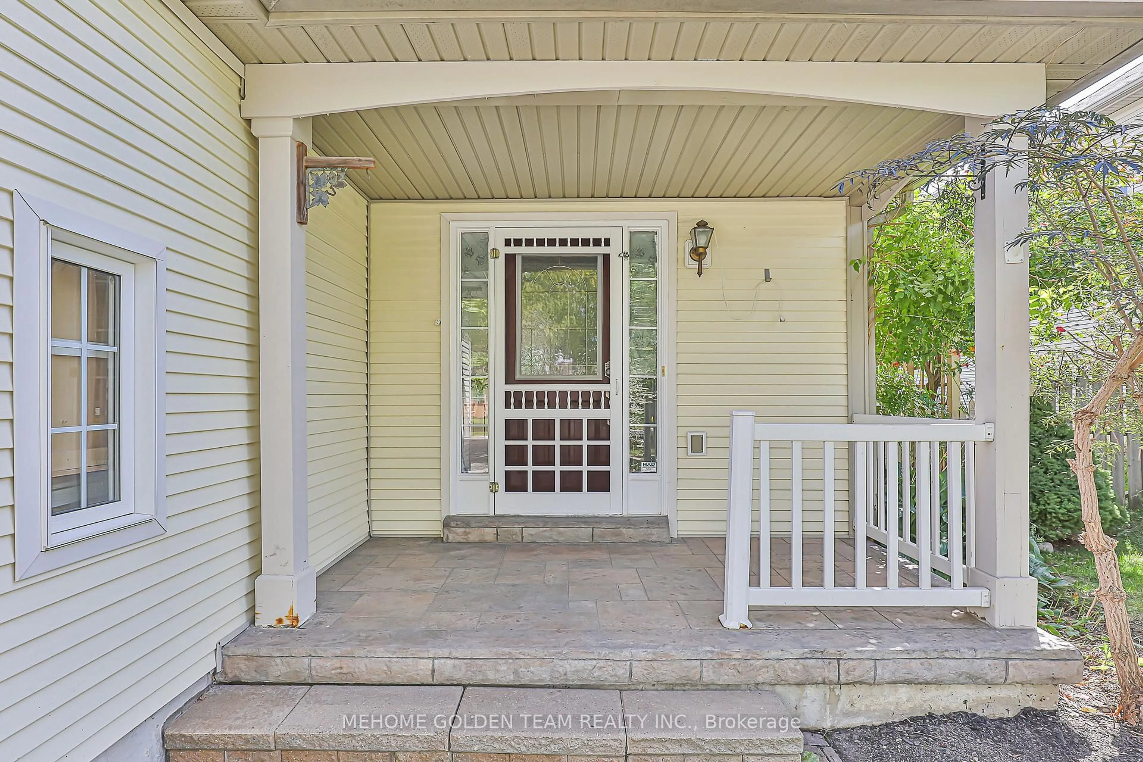 Indoor entryway for 20 Brecken Dr, Georgina Ontario L4P 4A5
