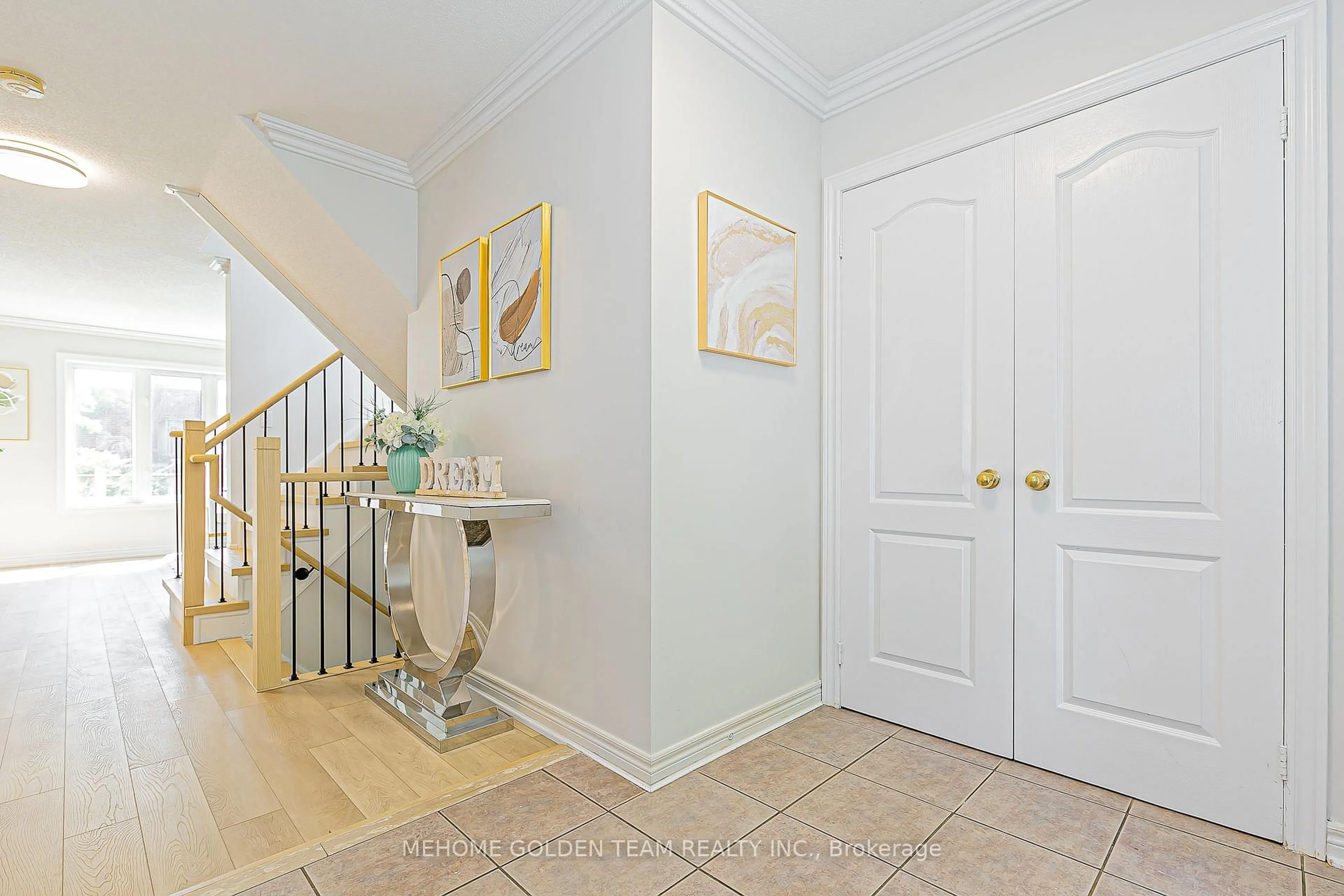 Indoor entryway for 20 Brecken Dr, Georgina Ontario L4P 4A5