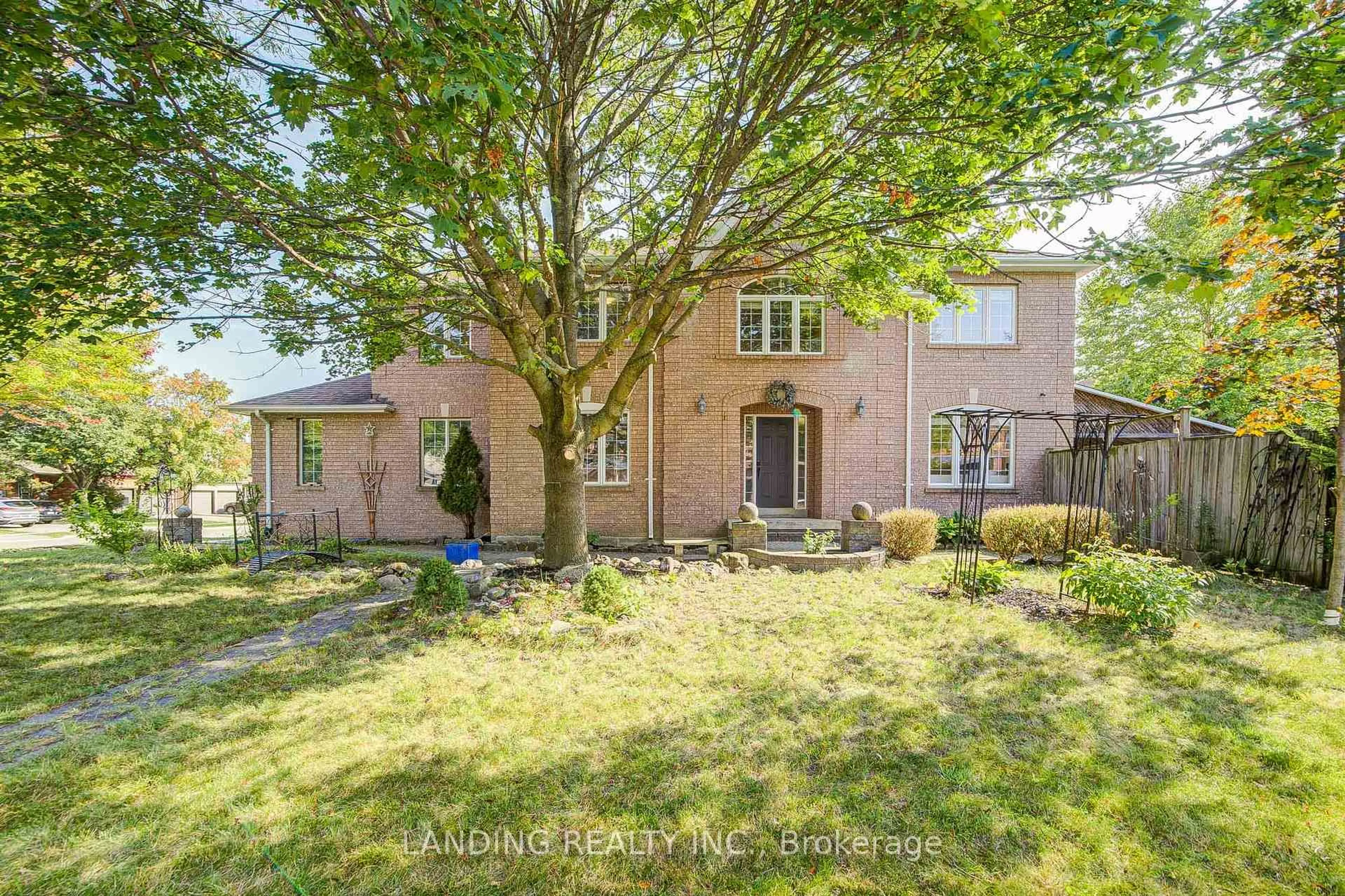 A pic from outside/outdoor area/front of a property/back of a property/a pic from drone, street for 483 Menczel Cres, Newmarket Ontario L3X 2P6