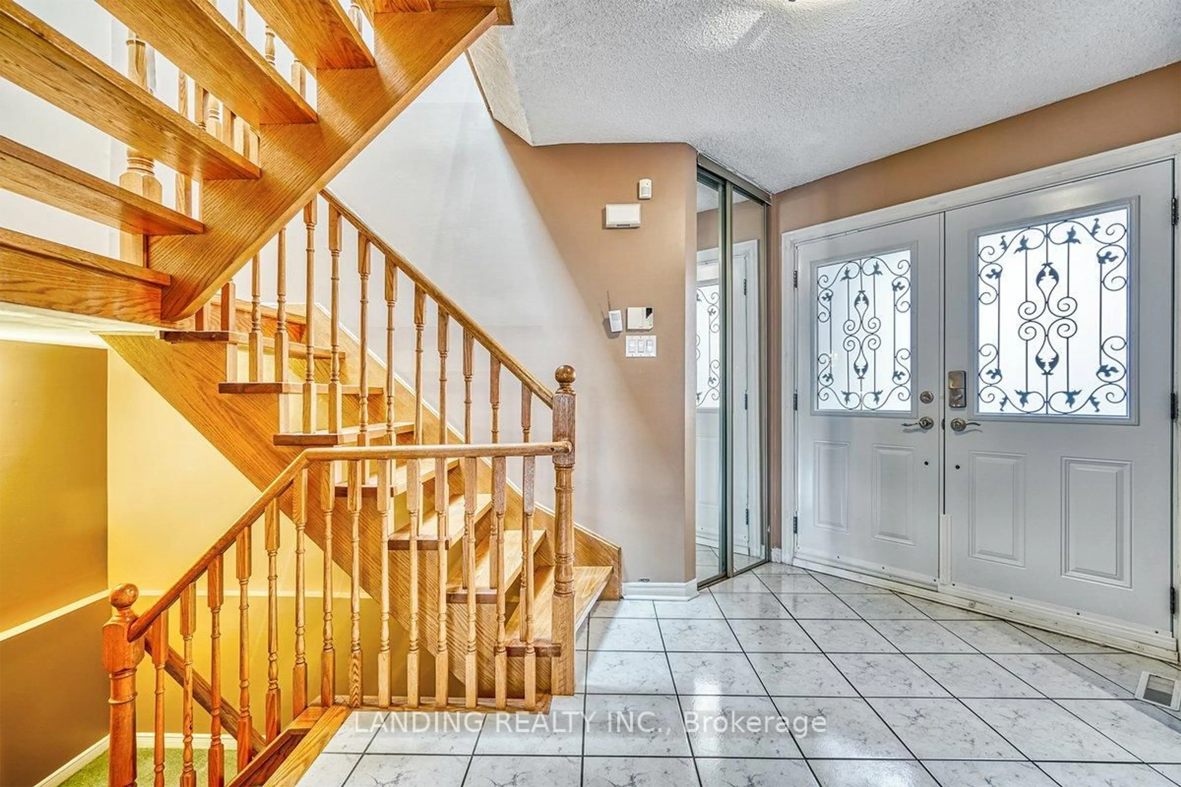 Indoor foyer for 63 Ramblewood Lane, Vaughan Ontario L4J 6R9