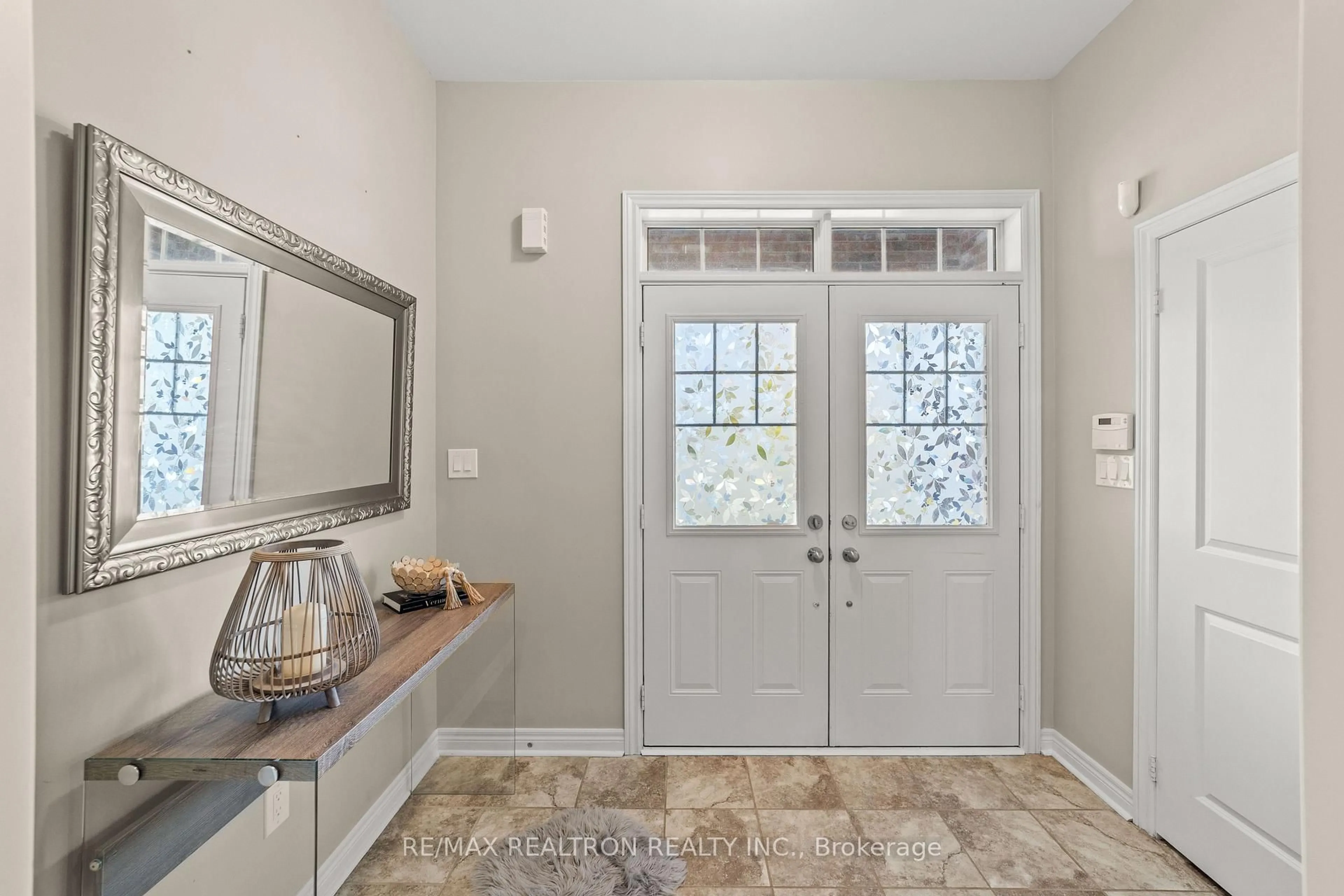 Indoor entryway for 175 Barrow Ave, Bradford West Gwillimbury Ontario L3Z 2A6