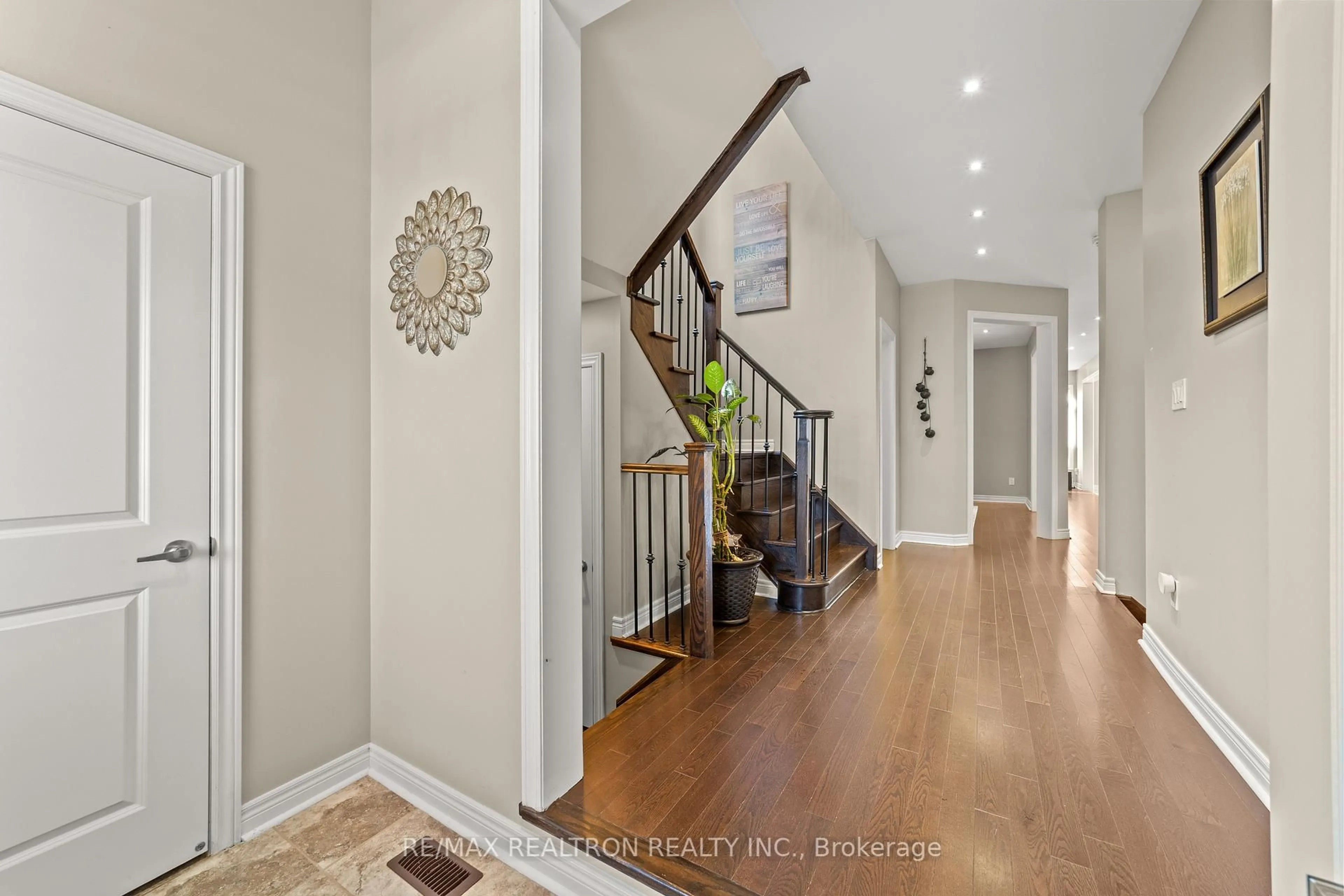 Indoor entryway for 175 Barrow Ave, Bradford West Gwillimbury Ontario L3Z 2A6